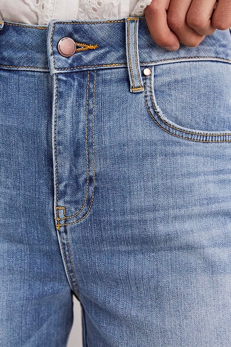 FITTED CROPPED FLARE JEANS DEN 5