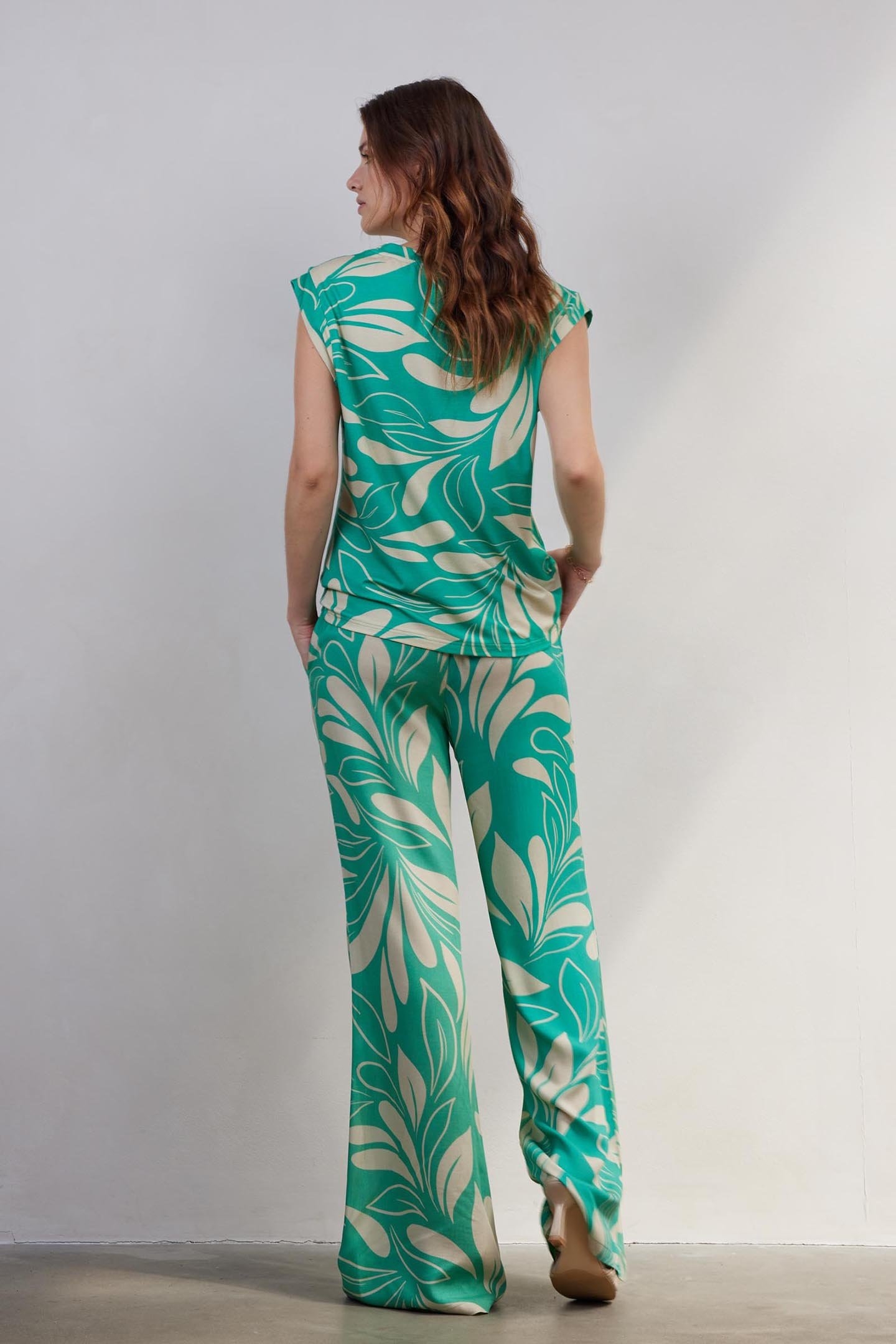 SLEEVELESS TEE GOLDEN GREEN WITH ISLAND PRINT 3