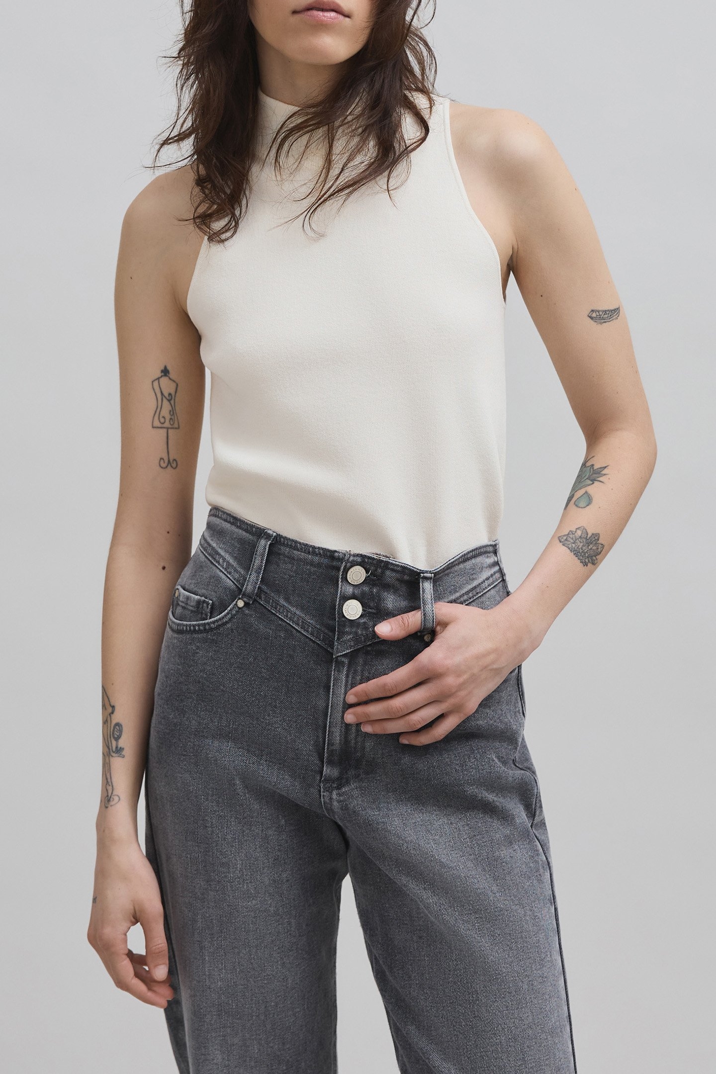 OFF-WHITE SLEEVELESS KNIT HIGH NECK SWEATER 1