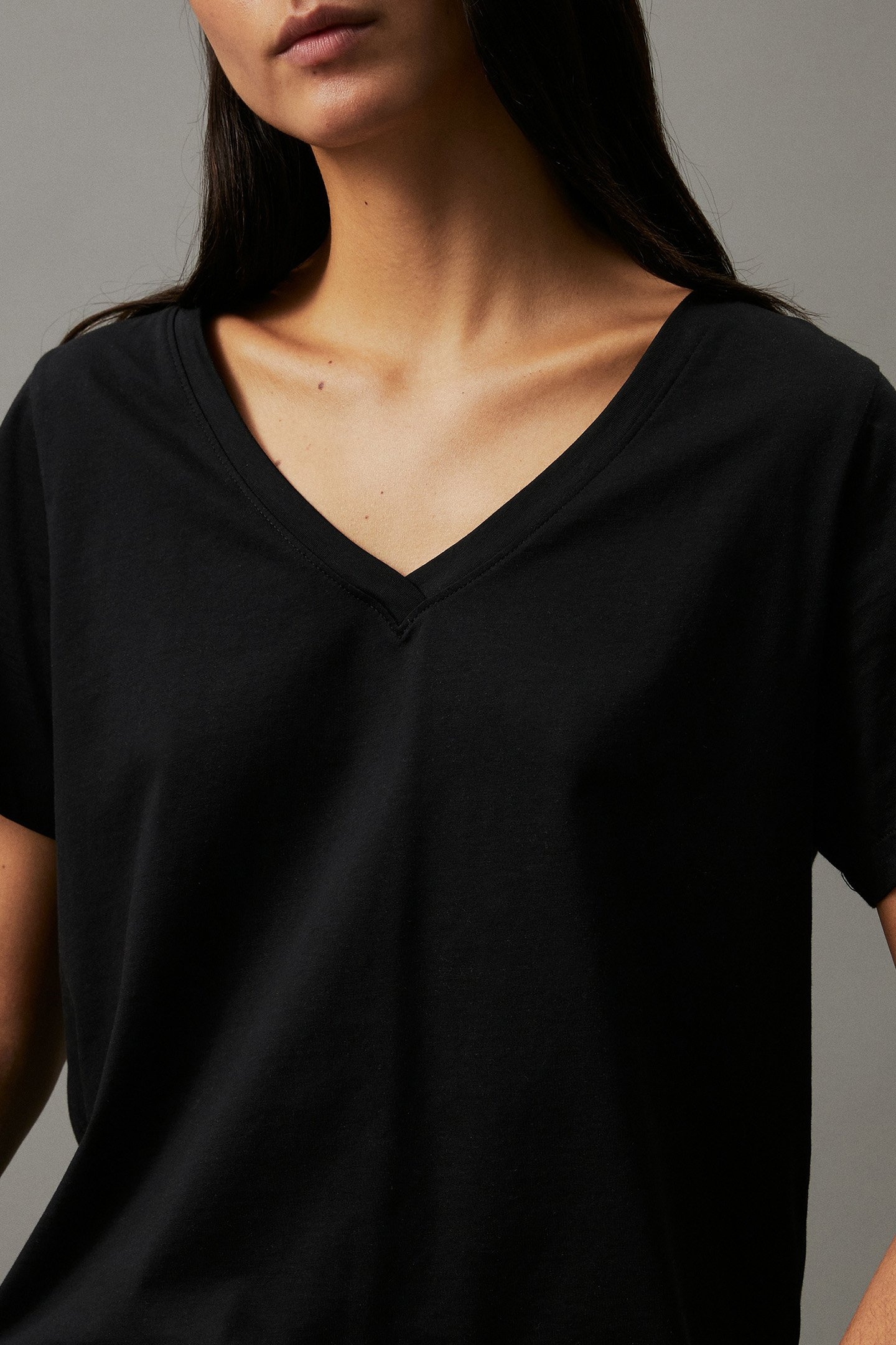 CALVIN KLEIN STANDARD FIT V-NECK T-SHIRT - BLACK 4