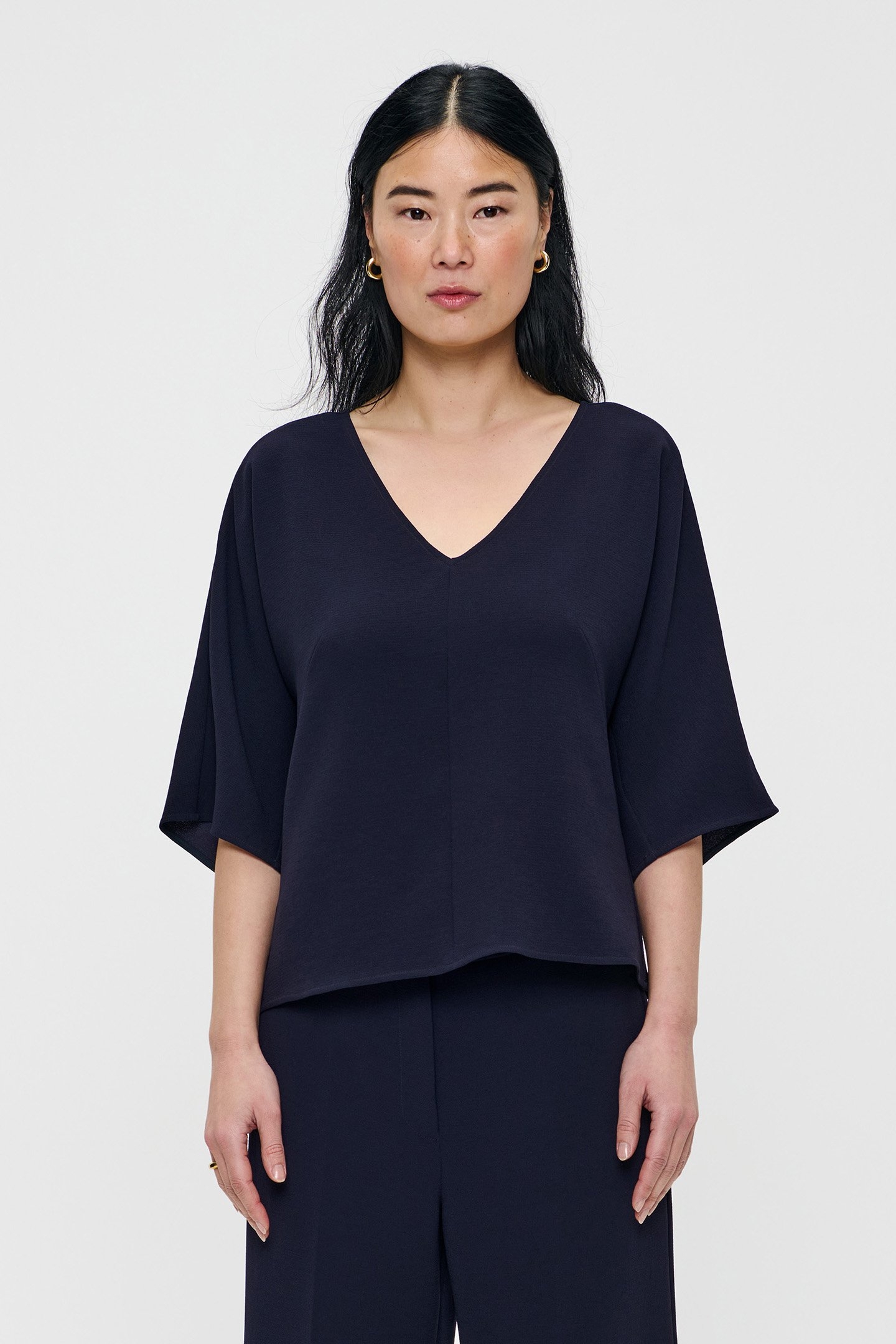 FLOWY V-NECK TOP MIDNIGHT BLUE 1