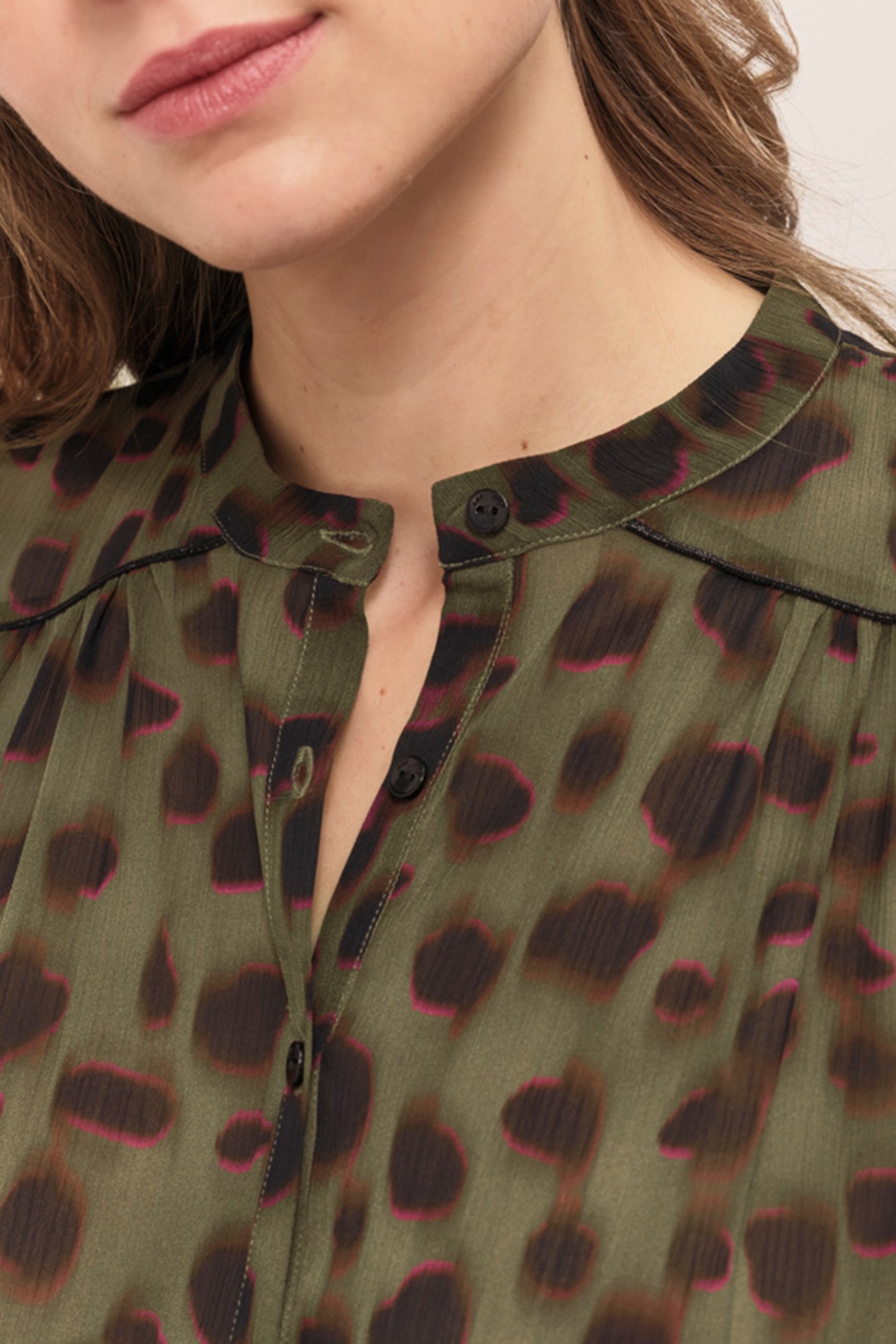 CLUSE - KHAKI BLOUSE WITH BLURRED SPLATTER PRINT 6
