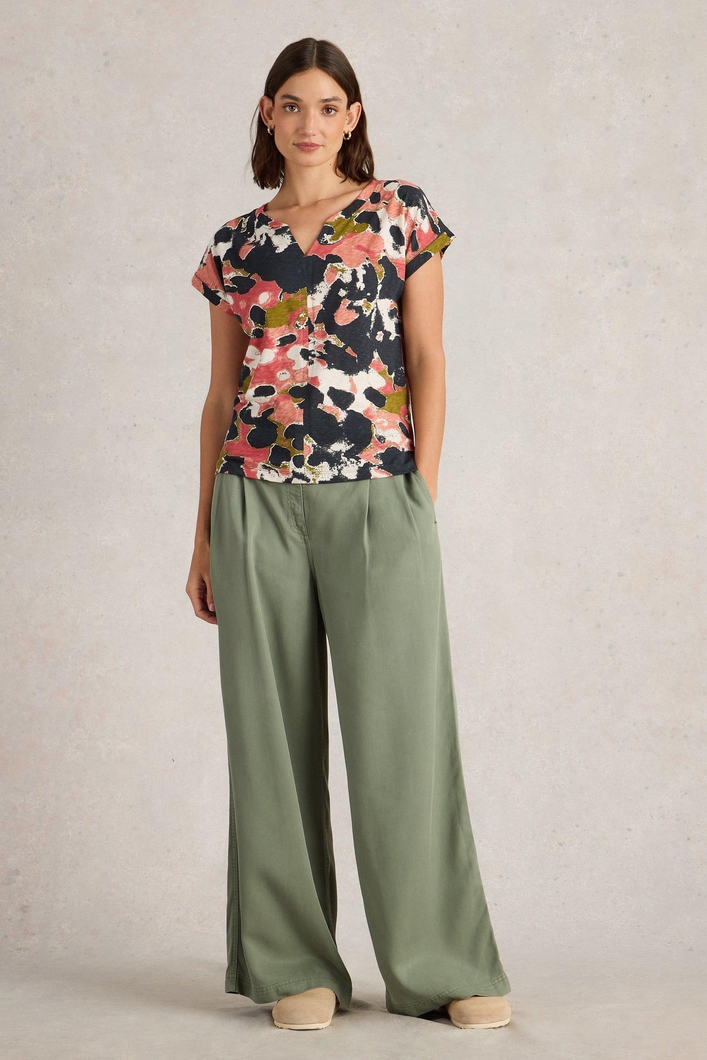 NELLY NOTCH NECK TEE BLACK PRINT 1