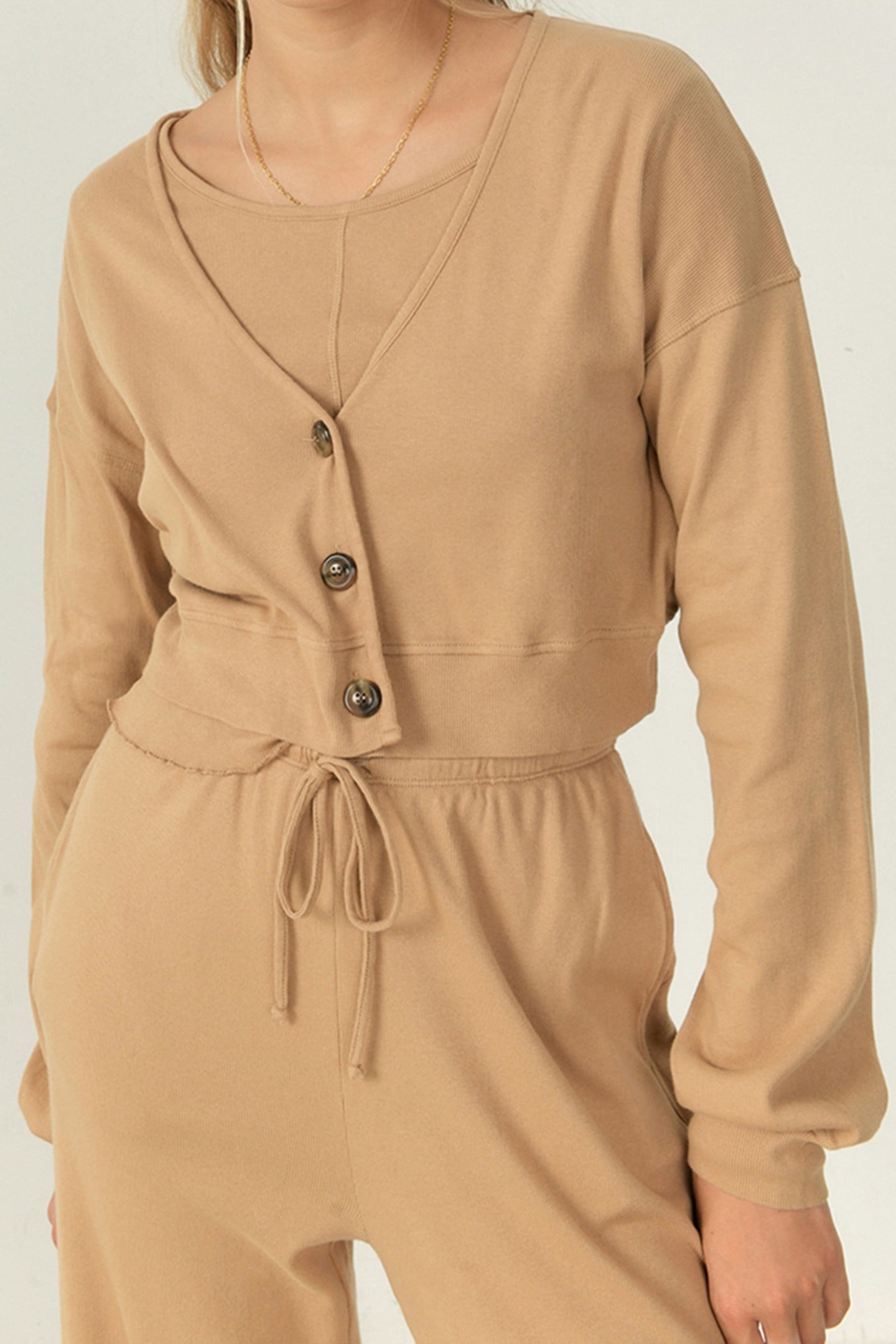 LONG-SLEEVED V-NECK BUTTON-DOWN VEST PRALINE 1