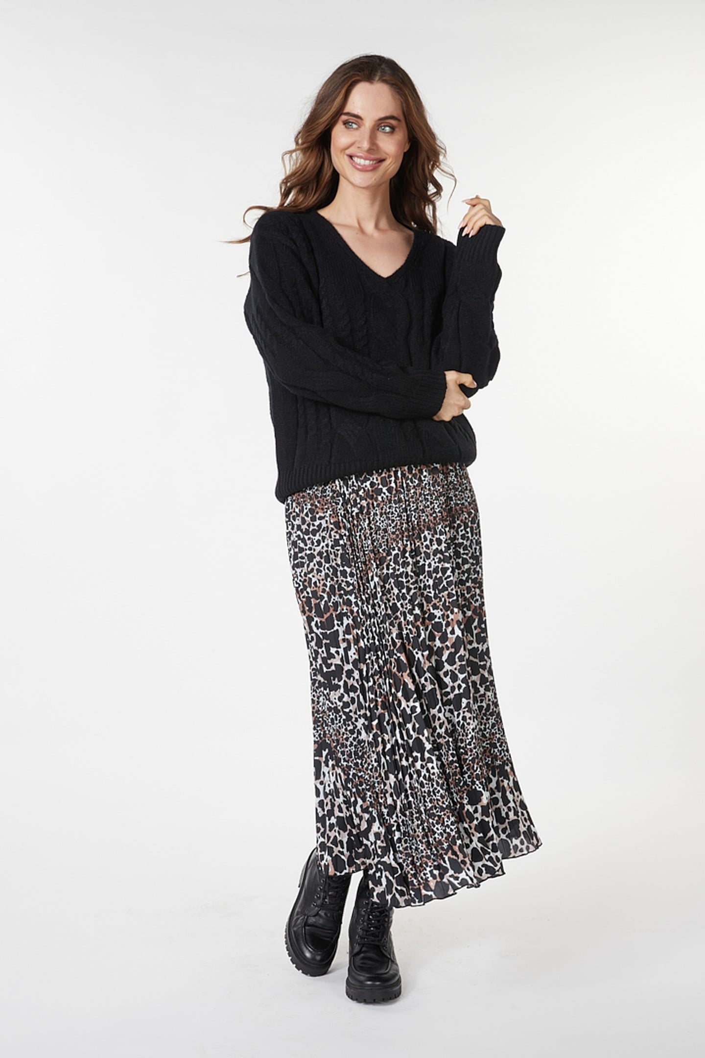 SWEATER CABLES V-NECK BLACK 2