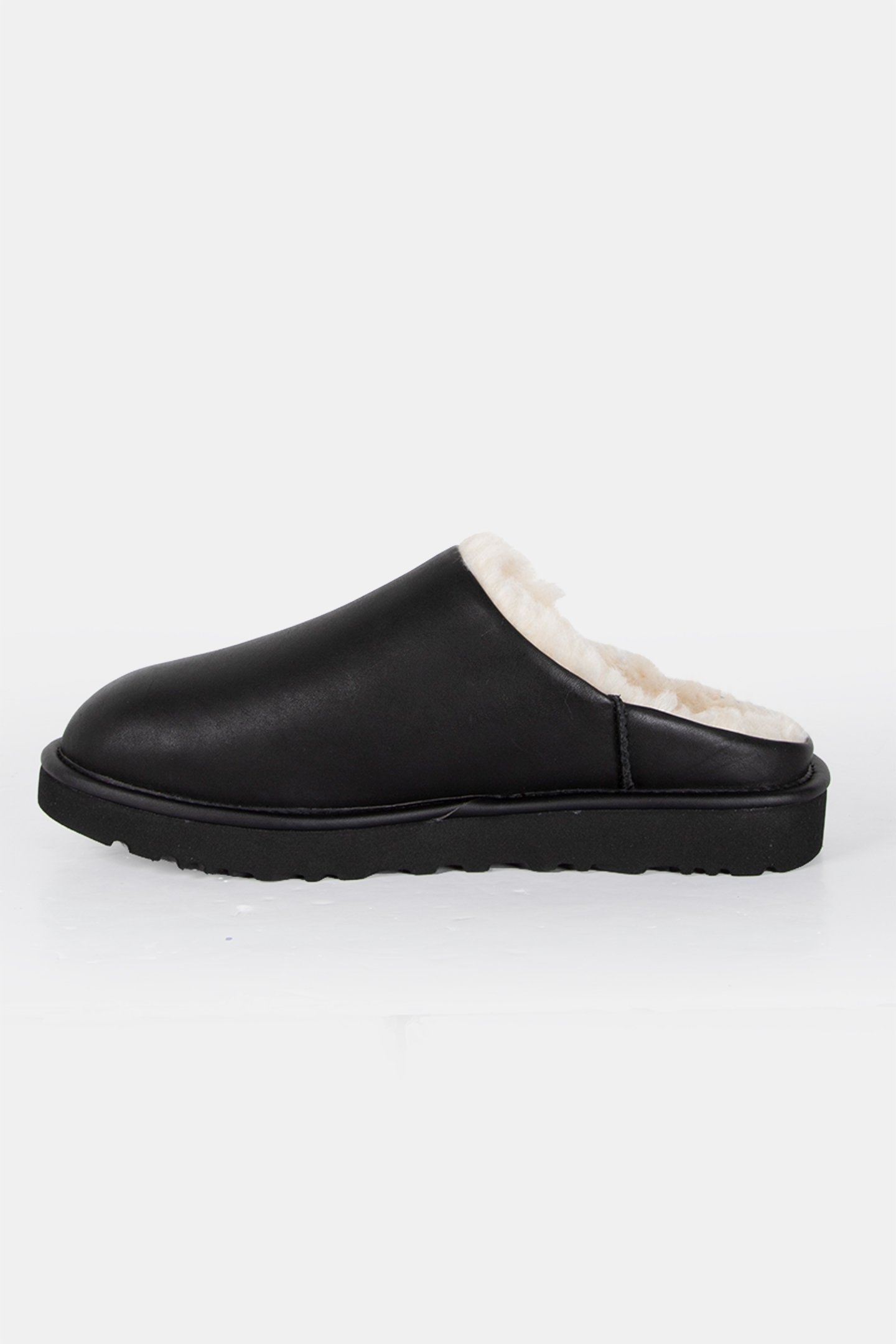 UGG – M CLASSIC SLIP-ON NOIR 2