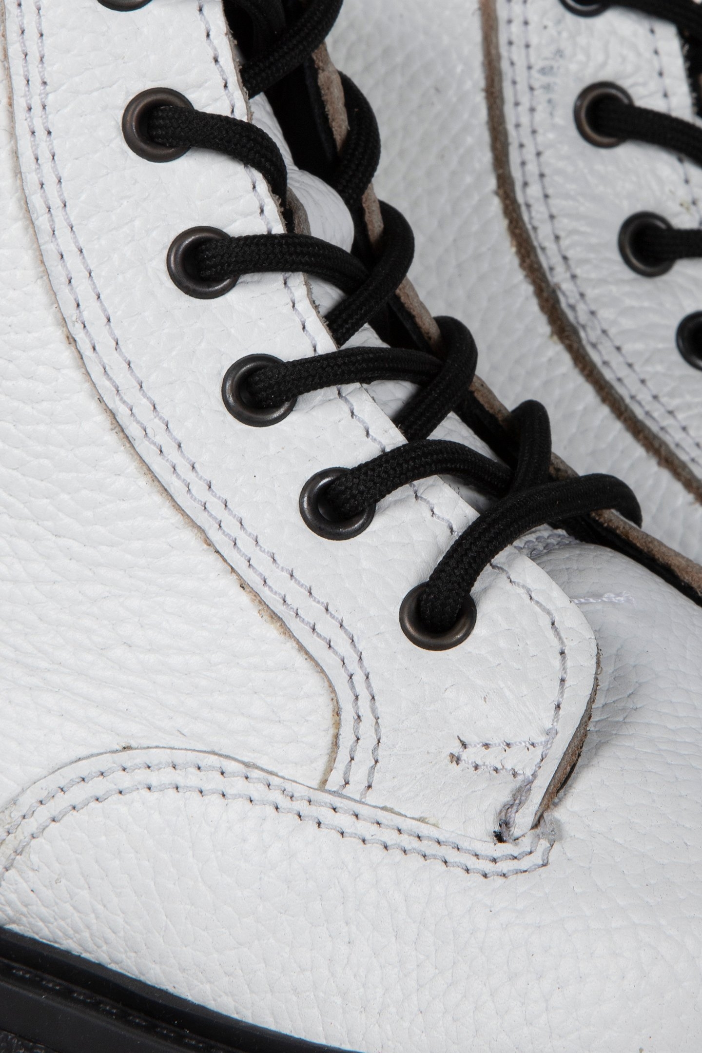 GUZO WHITE EMBOSSED 4