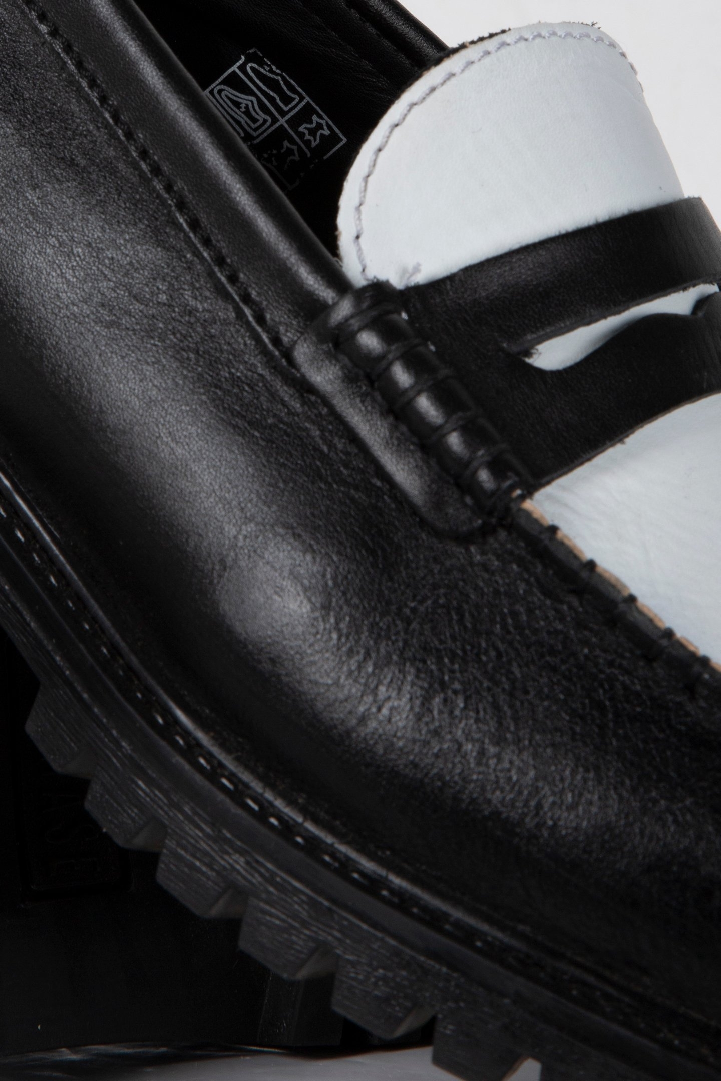 SANTI WHITE WAXY LOAFER 4