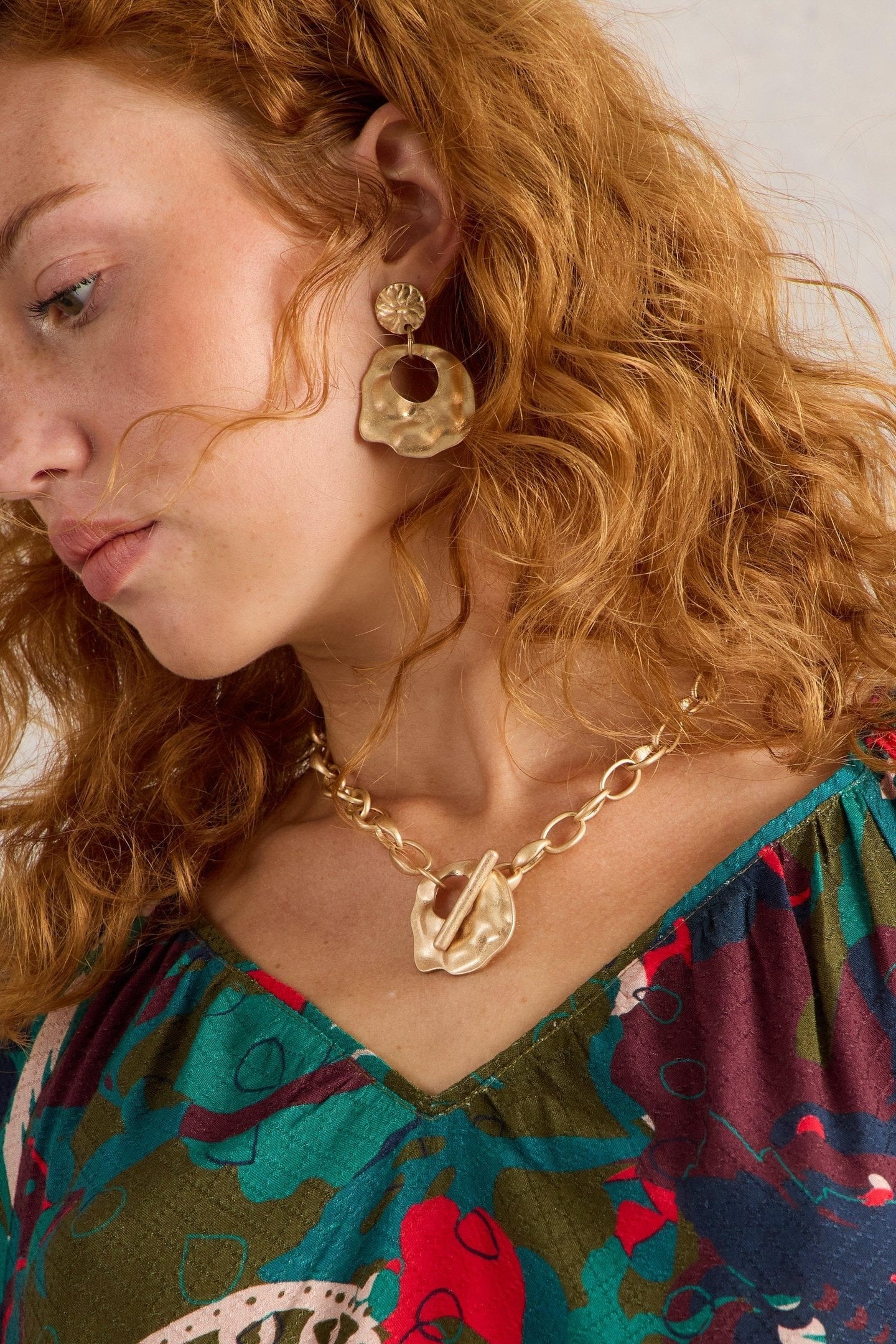 ABSTRACT HAMMERED NECKLACE GOLD TONE METALLIC 3