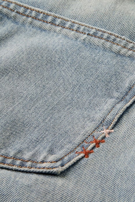 THE TIDE BALLOON JEANS IN ORGANIC COTTON — AT A GLANCE AT A 3