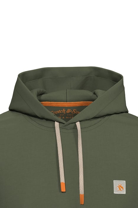 REGULAR FIT ESSENTIAL BADGE HOODIE IN ORGANIC COTTON ARMY 3