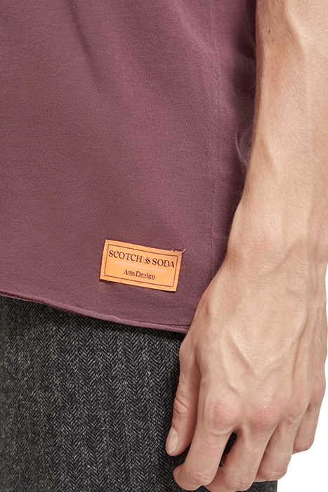 RELAXED FIT RAW EDGE T-SHIRT IN ORGANIC COTTON BERRY WINE 7