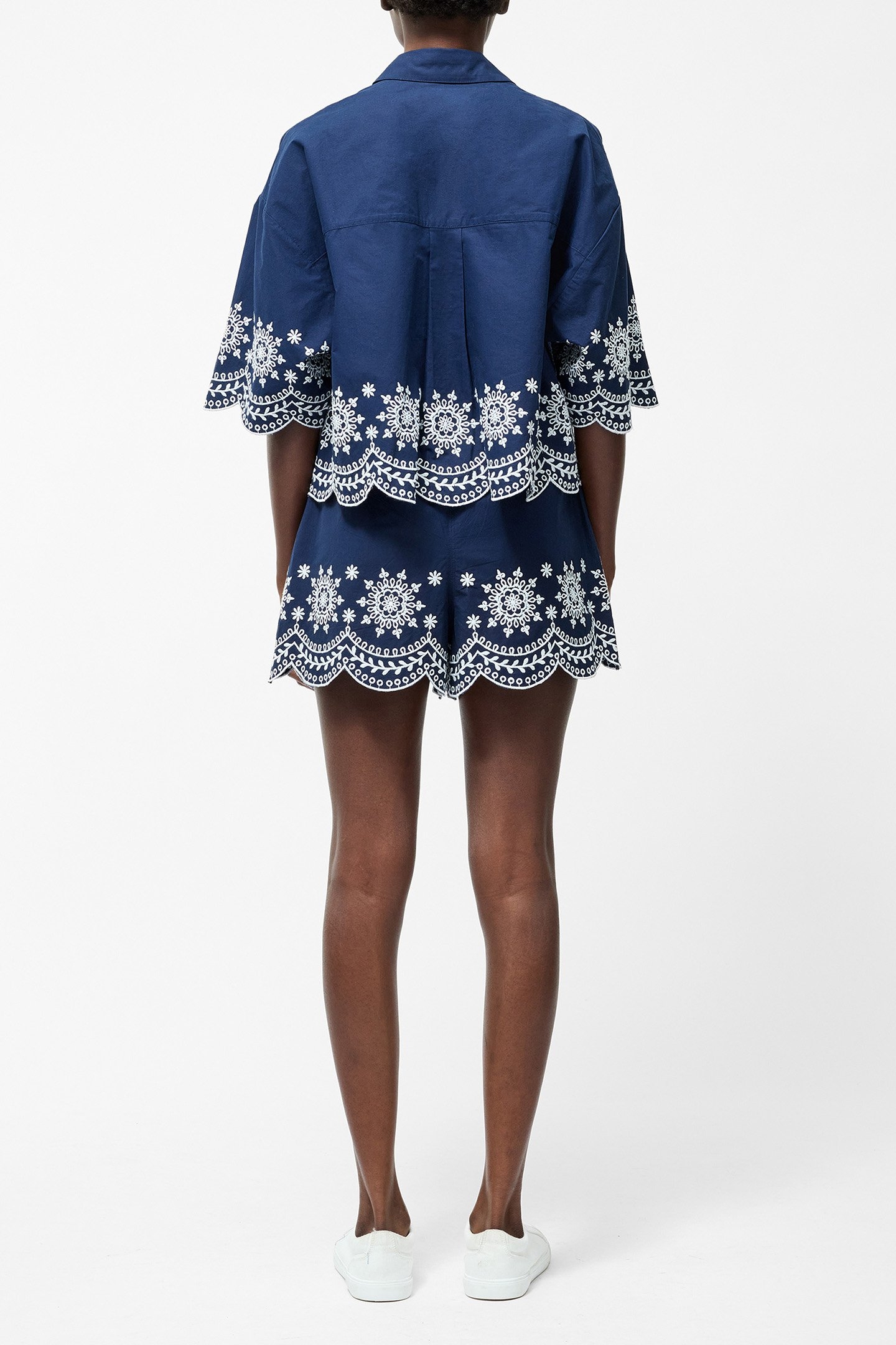 EMBROIDERED HEM POPOVER SHORT SLEEVE SHIRT MIDNIGHT/LINEN WH 2