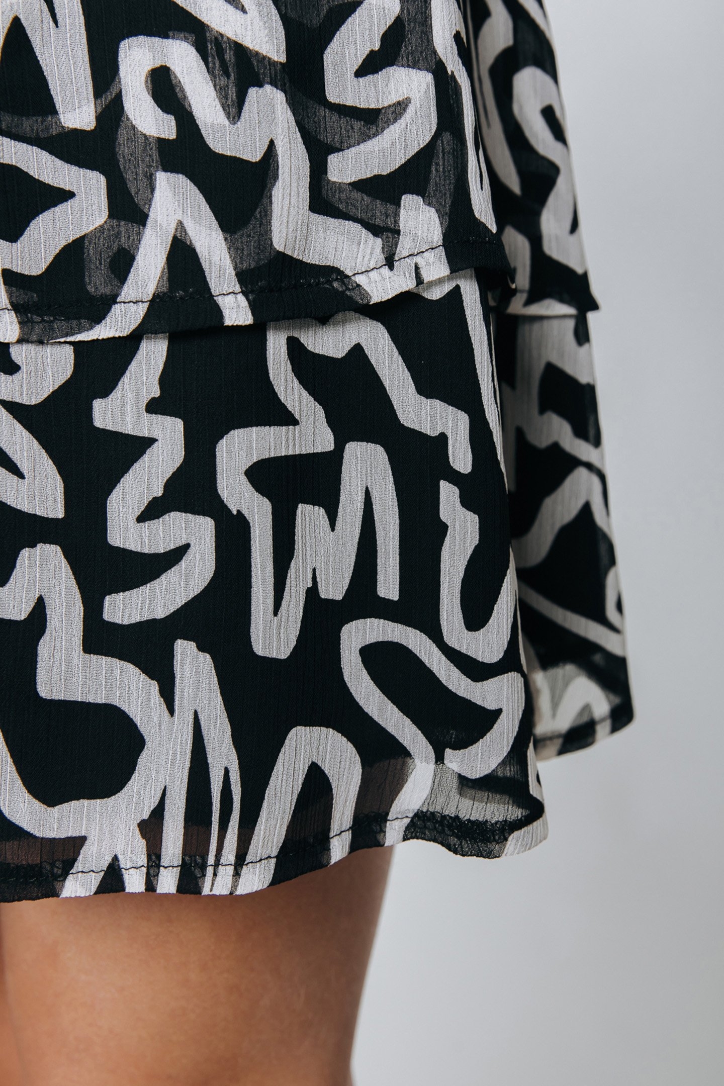 DAPHNE MARKER MINI RUFFLE SKIRT BLACK/WHITE 5