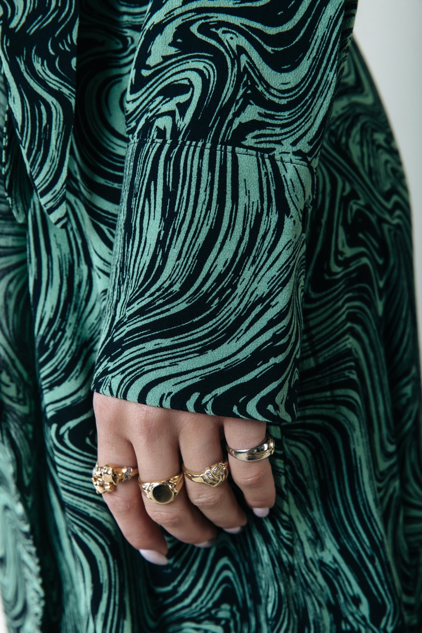 LEA LIQUID PAINT WRAP MIDI DRESS LS SOFT GREEN 4