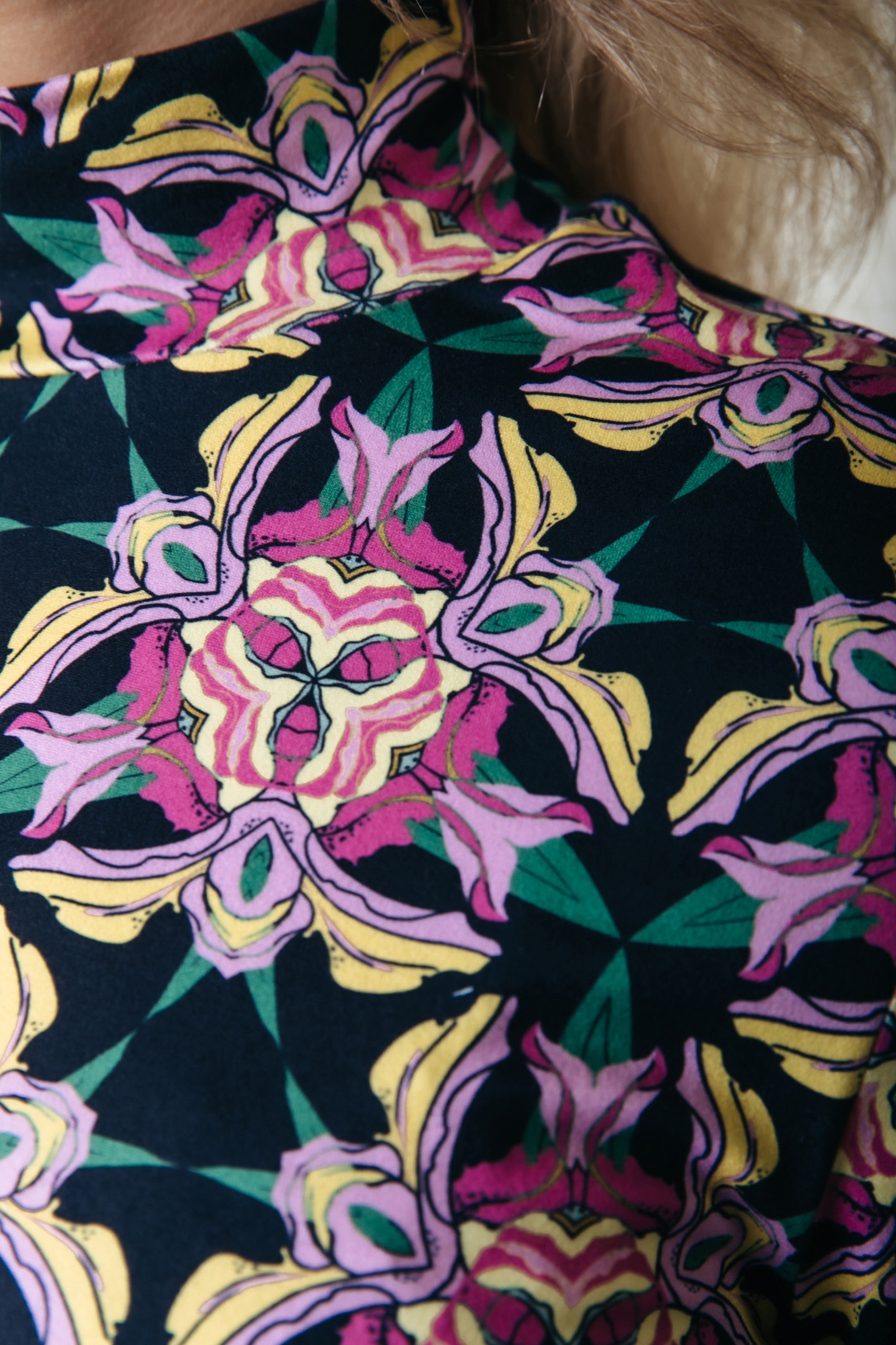 NEYO GRAPHIC FLOWER PEACHED TURTLENECK TOP SOFT GREEN 3