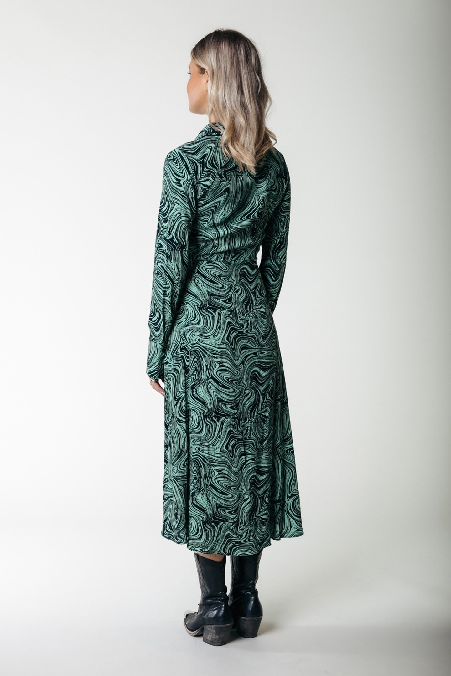 LEA LIQUID PAINT WRAP MIDI DRESS LS SOFT GREEN 2