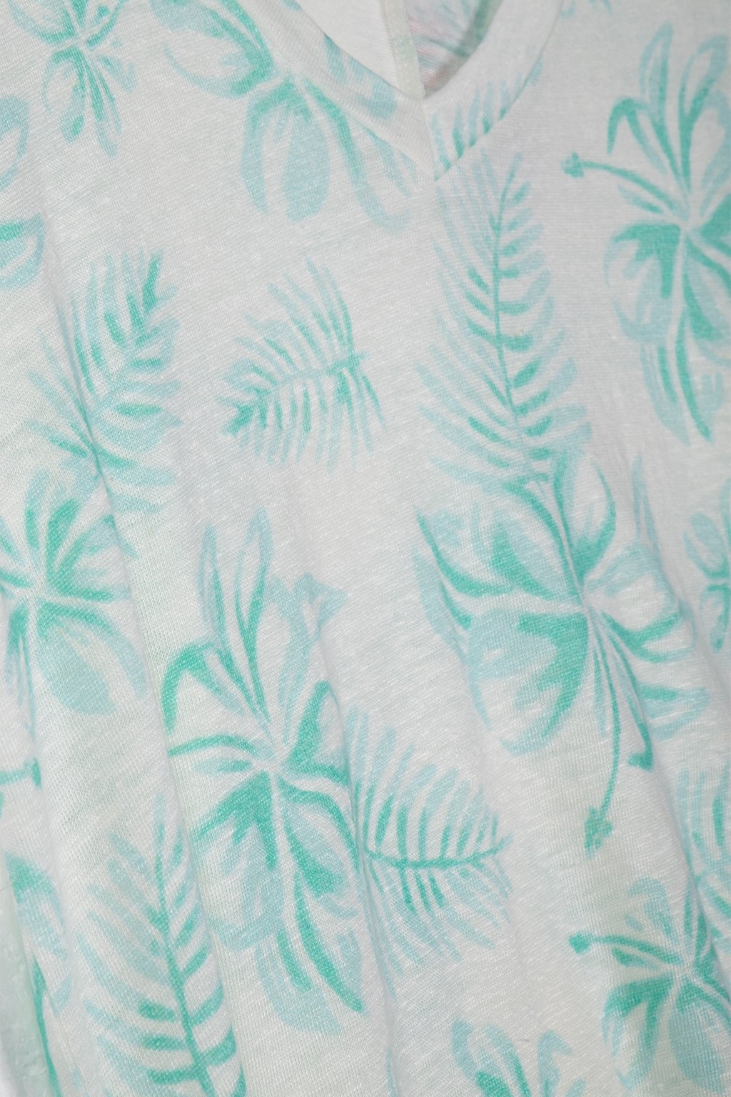 LOOSE V-NECK T-SHIRT IN 4