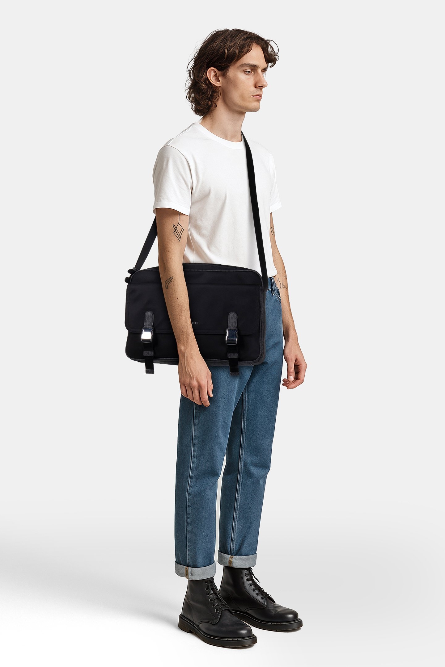 UTILITY FLAP MESSENGER BAG IN BLACK 2