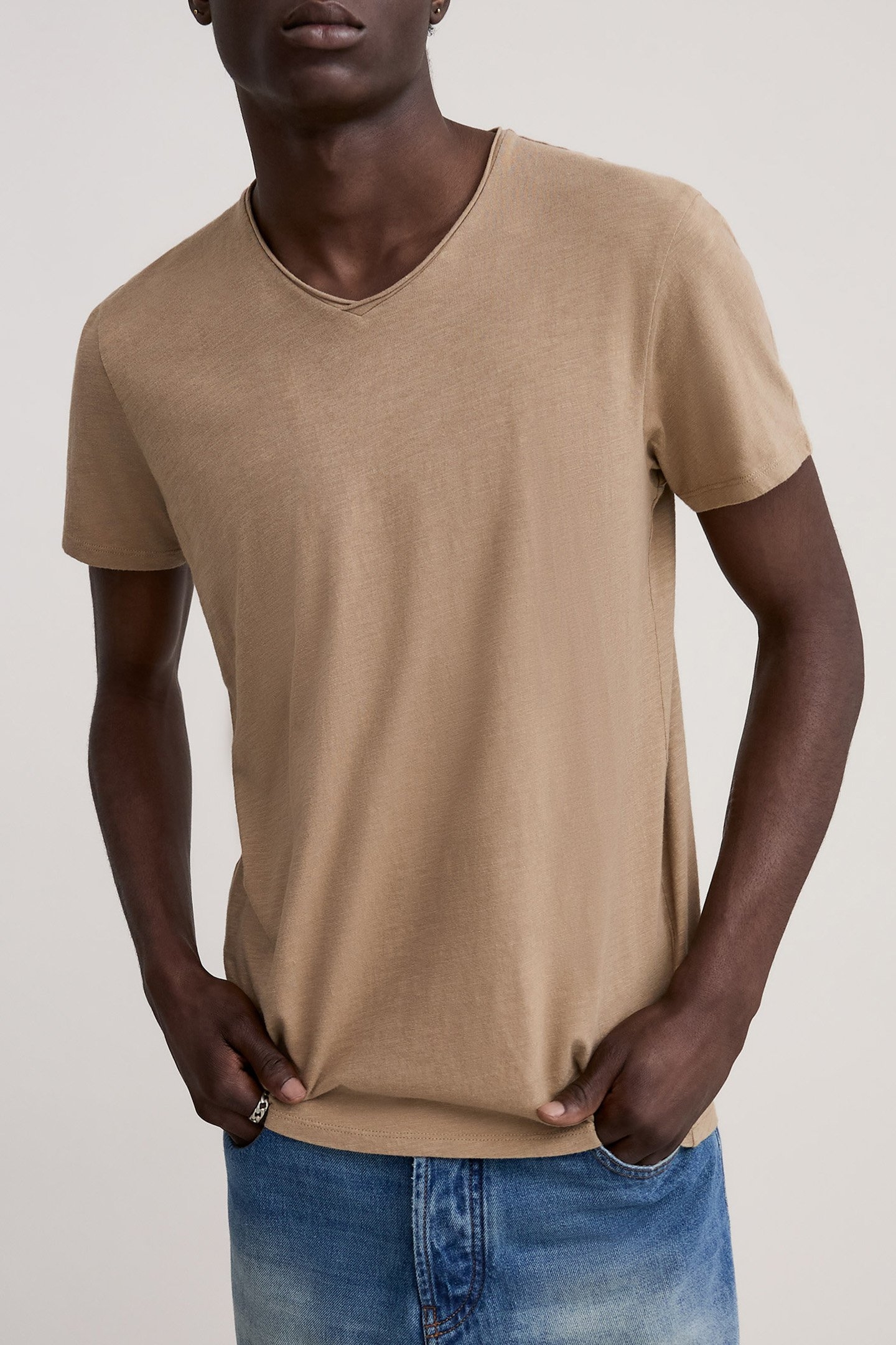 BEIGE ORGANIC COTTON ESSENTIAL V-NECK T-SHIRT 1
