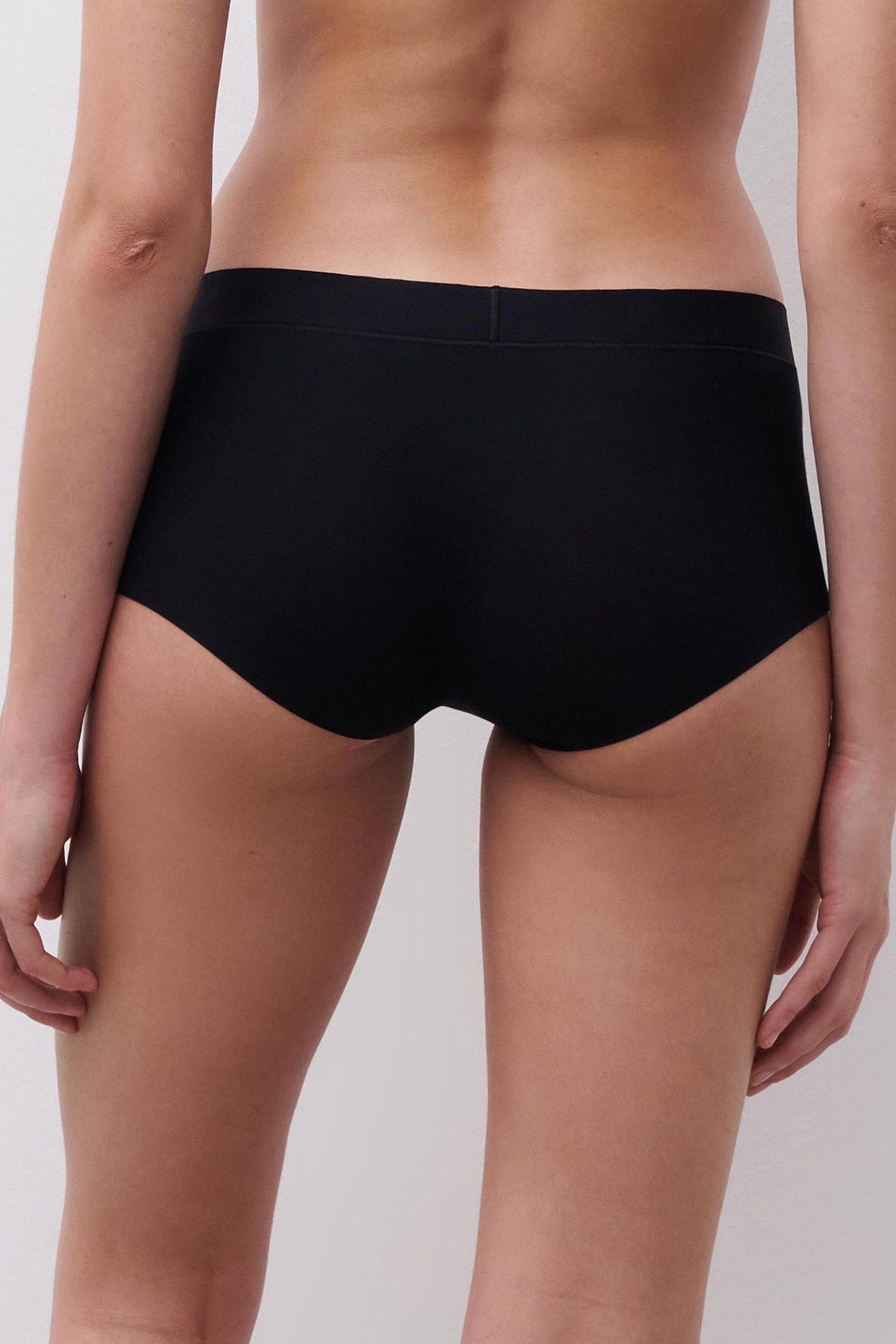 UW BO. BOY SHORT BLACK 2