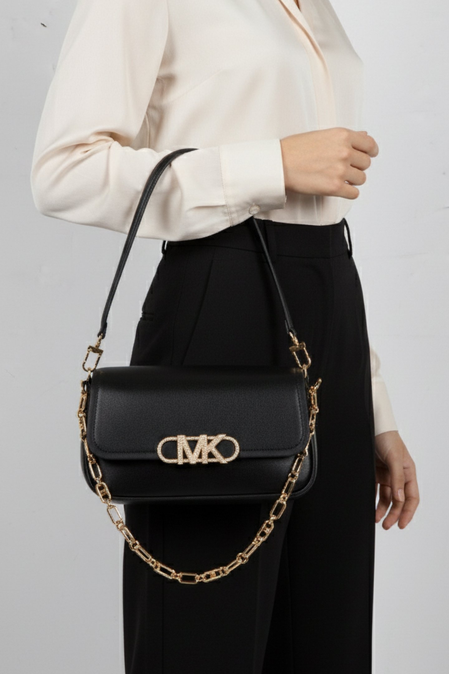 LEATHER CHAIN SHOULDER BAG IN BLACK 1