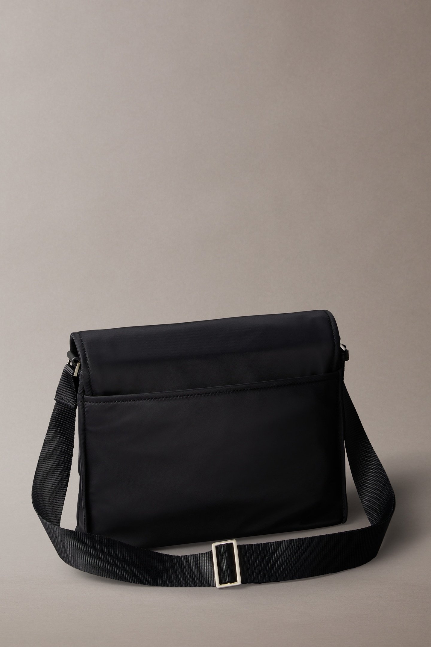 SLEEK SMALL MESSENGER BLACK 4