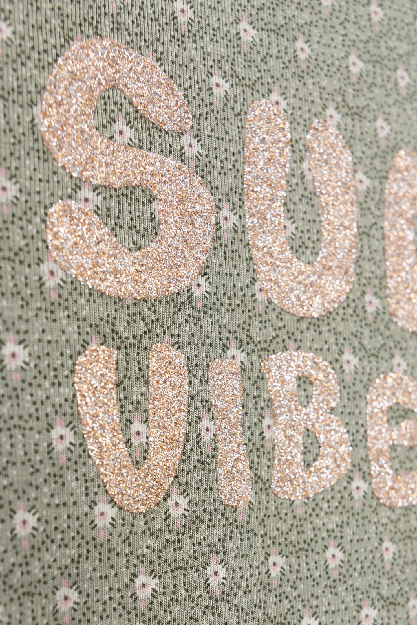 MINIMALIST GRAPHIC-PRINT KHAKI T-SHIRT 4