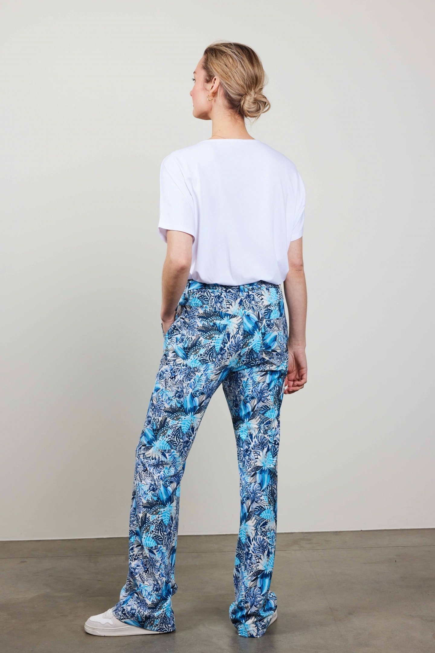 TRAVEL PANTS PASEO IN OFFWHITE WITH BLUE AZUR FUSION PRINT 4
