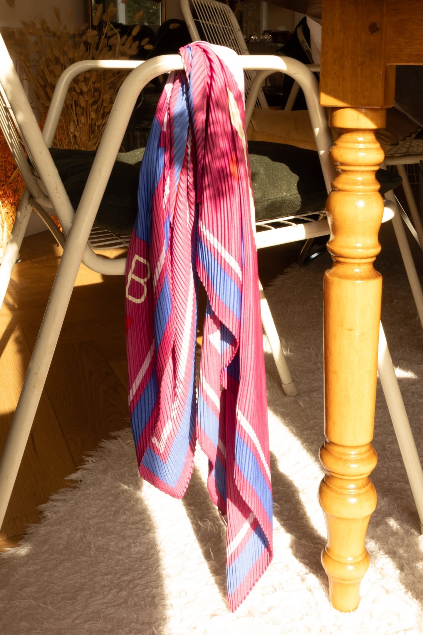 PURPLE PLEATED SQUARE SCARF WITH STRIPES AND MESSAGE VIOLINE 5