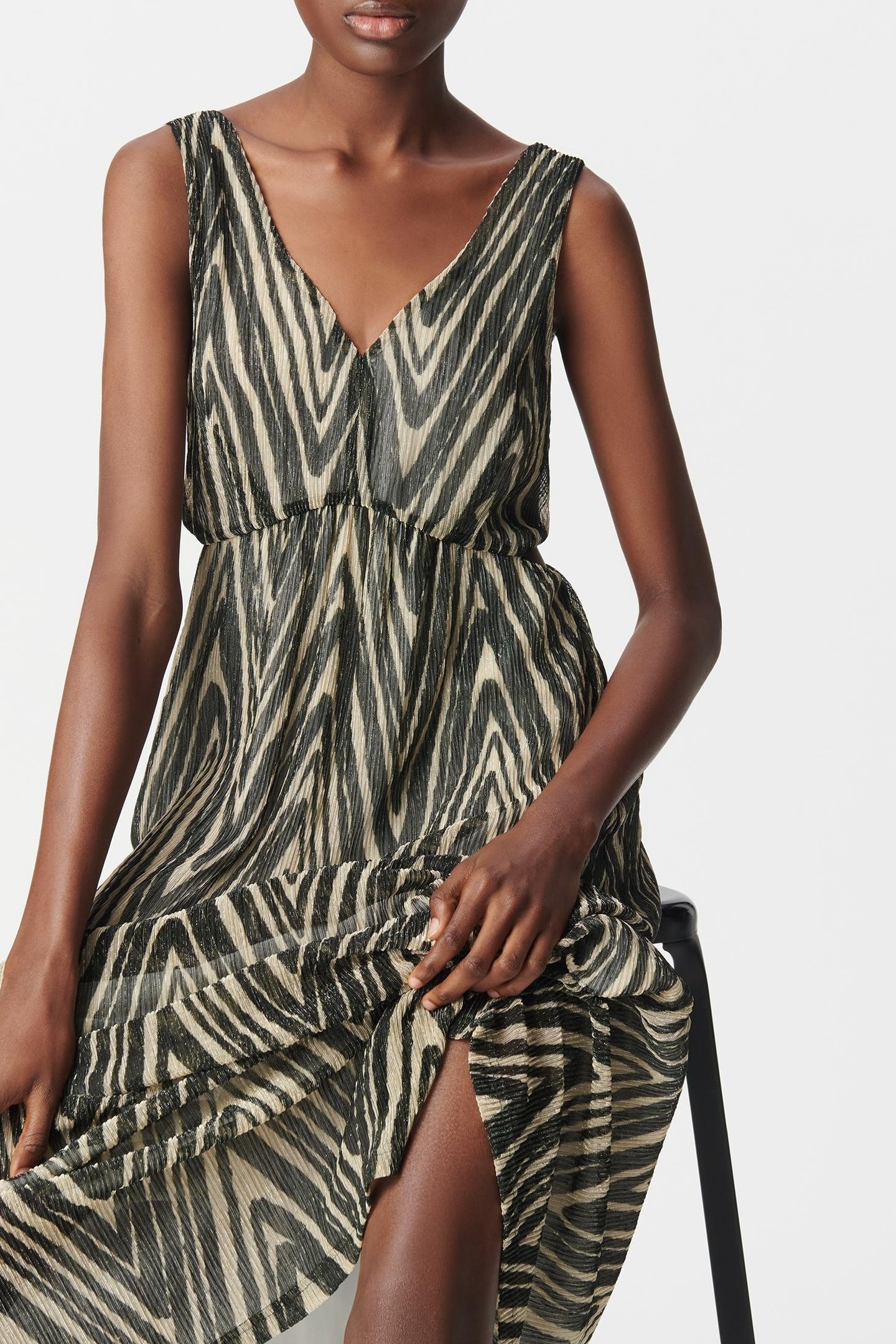 BLACK LONG DRESS WITH GOLD HERRINGBONE PATTERN 2