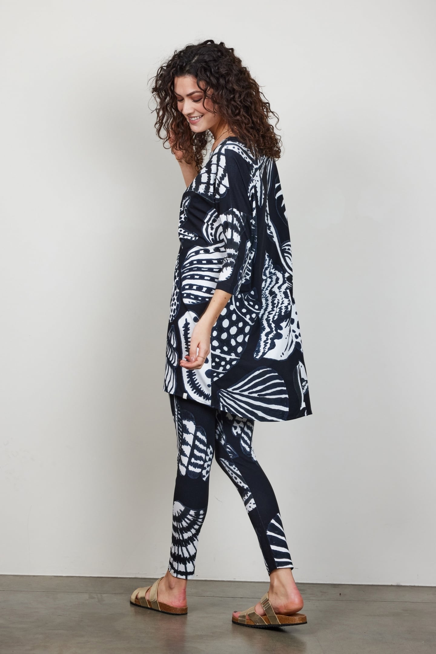 EASY LOOSE DRESS IN BLACK WITH SHELL SYMPHONY PRINT. 3