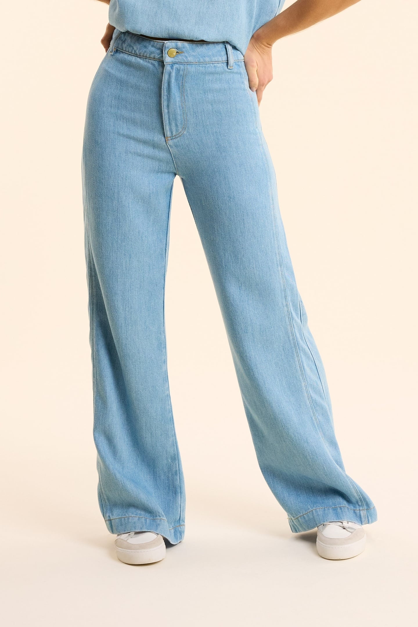 FADED BLUE WIDE-LEG JEANS BLEACH 2