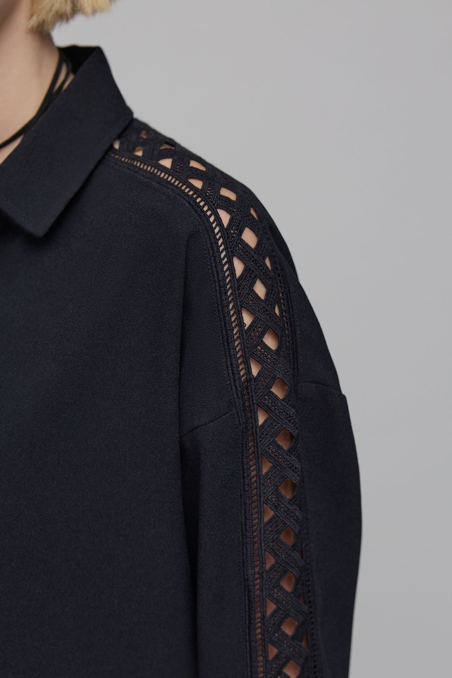 BLACK GRAPHIC LACE SLEEVE BLOUSE 5