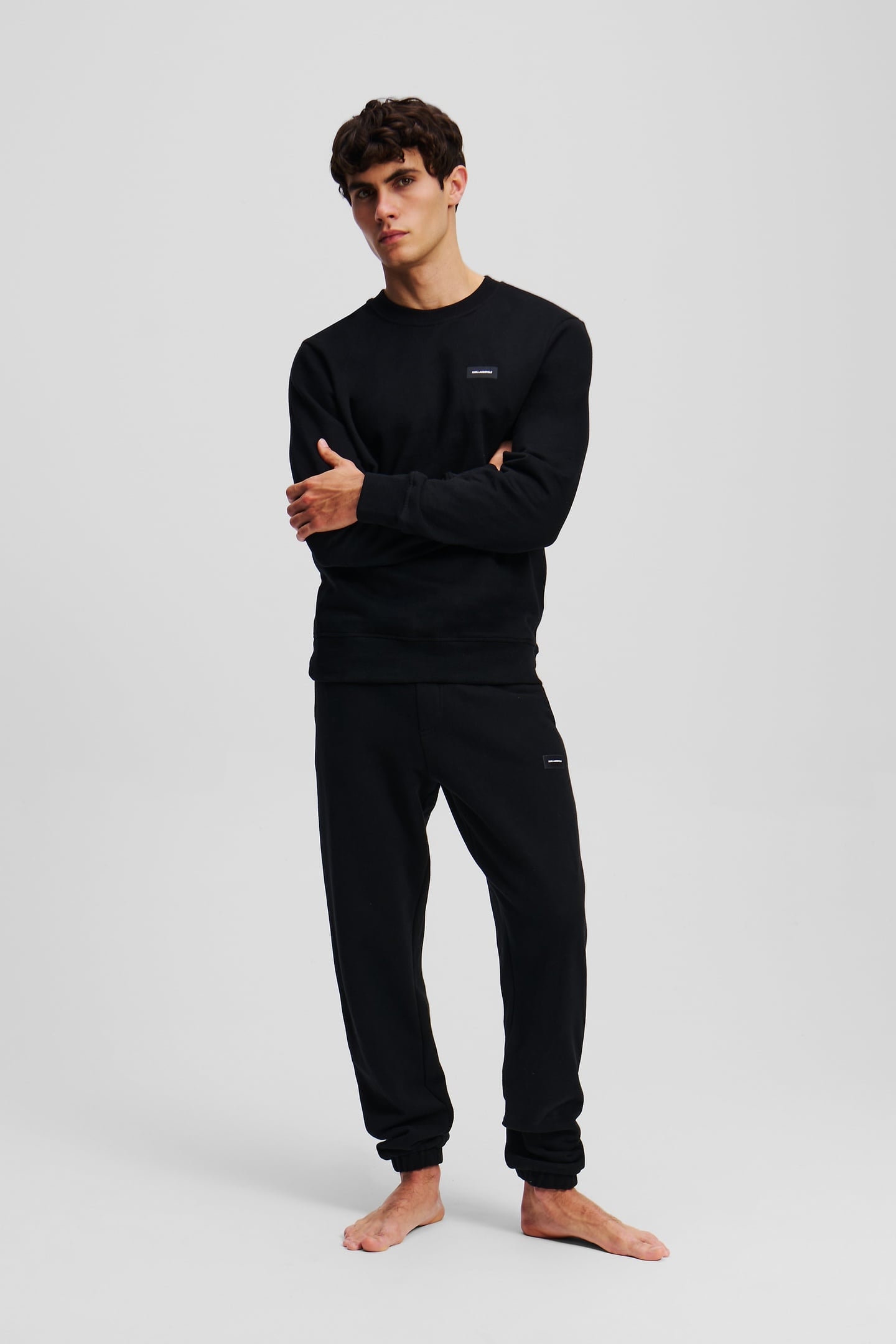 BLACK ESSENTIAL LOGO SWEATSHIRT 3