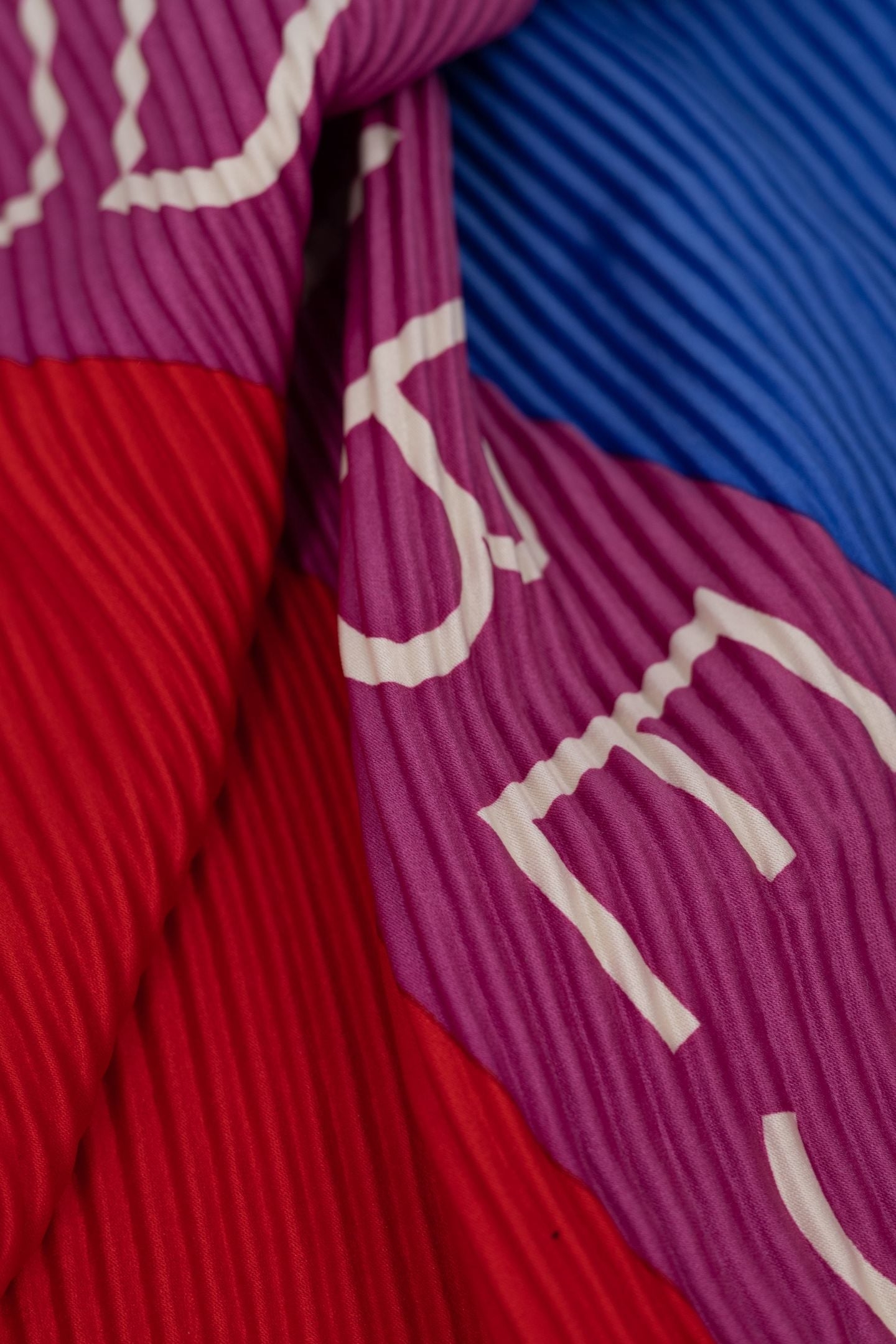 PURPLE PLEATED SQUARE SCARF WITH STRIPES AND MESSAGE VIOLINE 4