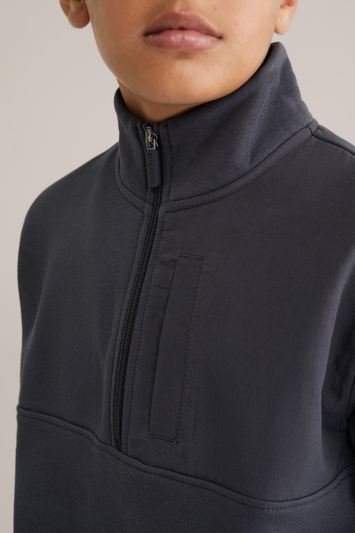 HALFWAY ZIPPER DARK GREY 5
