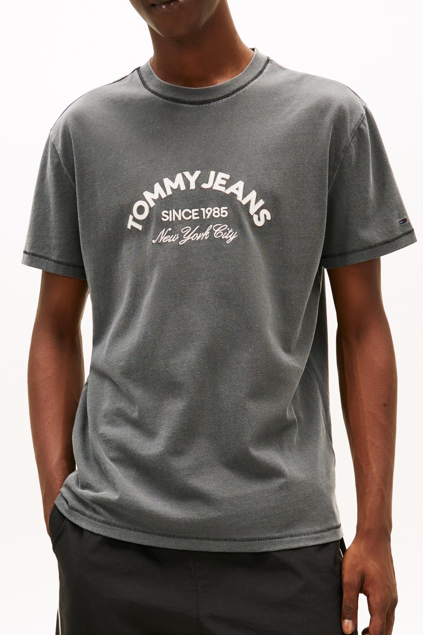 ARCH LOGO TEXTURED T-SHIRT BLACK 1