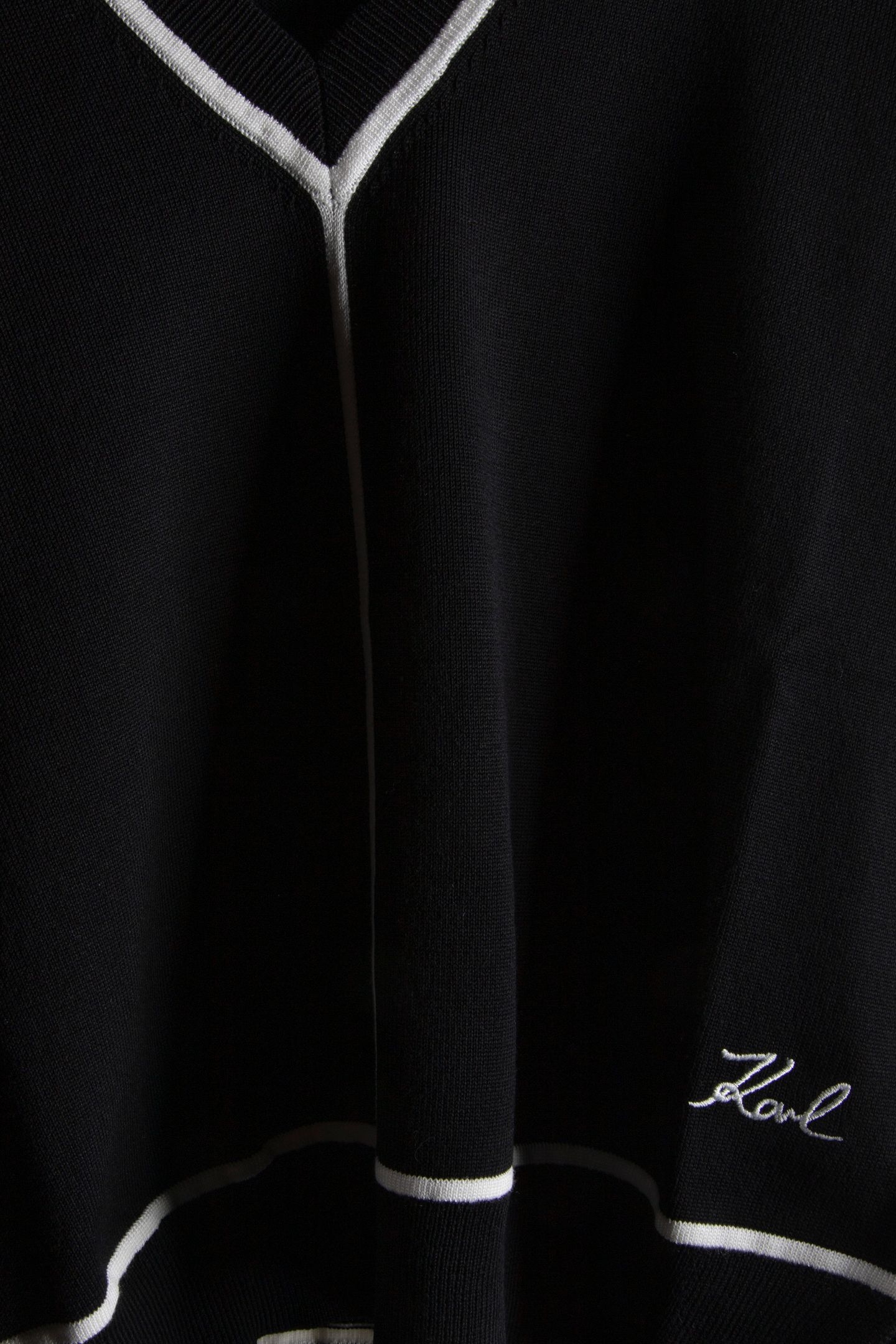 BLACK CONTRAST PIPING V-NECK SWEATER 4