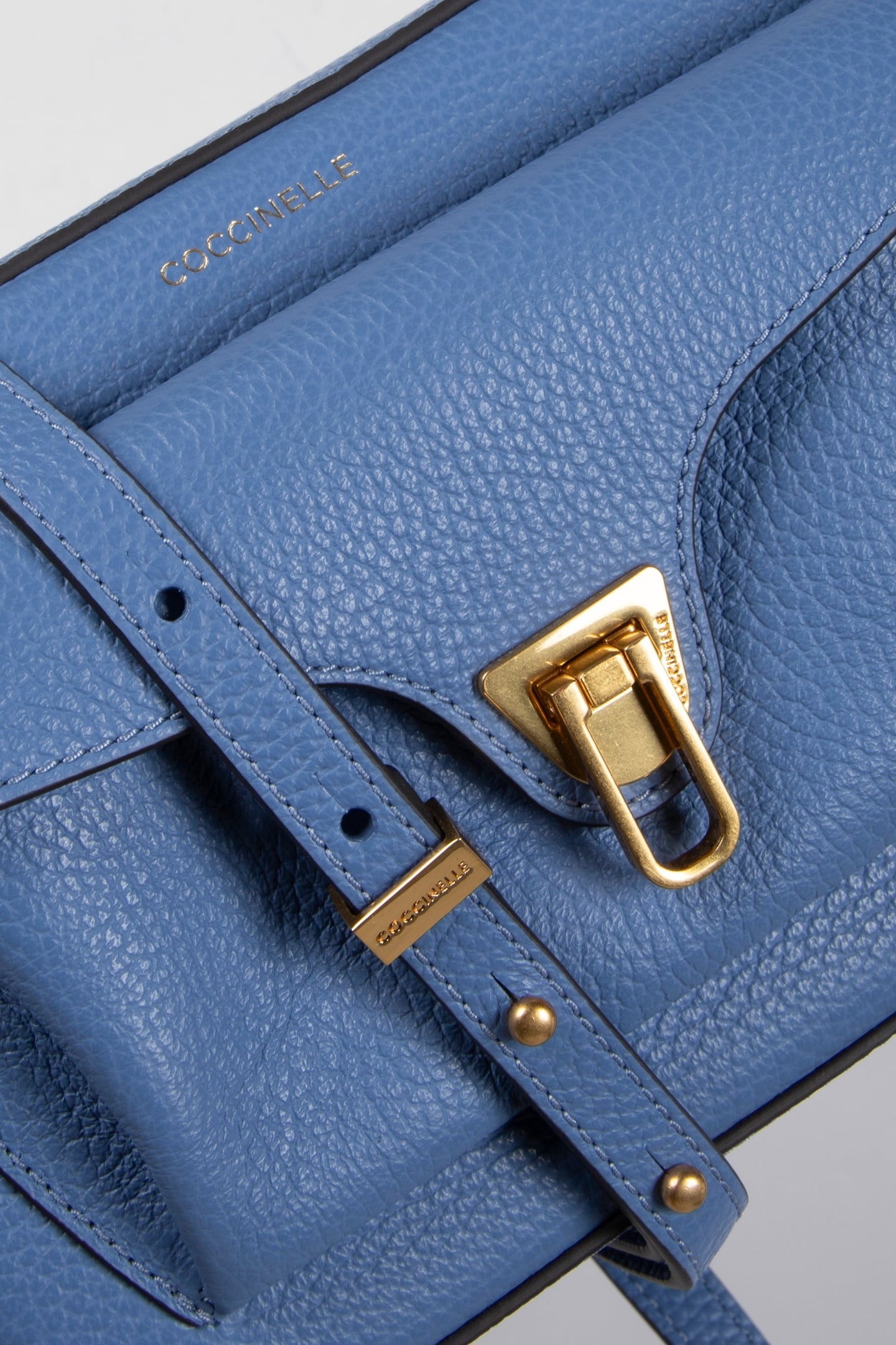 COCCINELLE BEAT SOFT AZUL 3