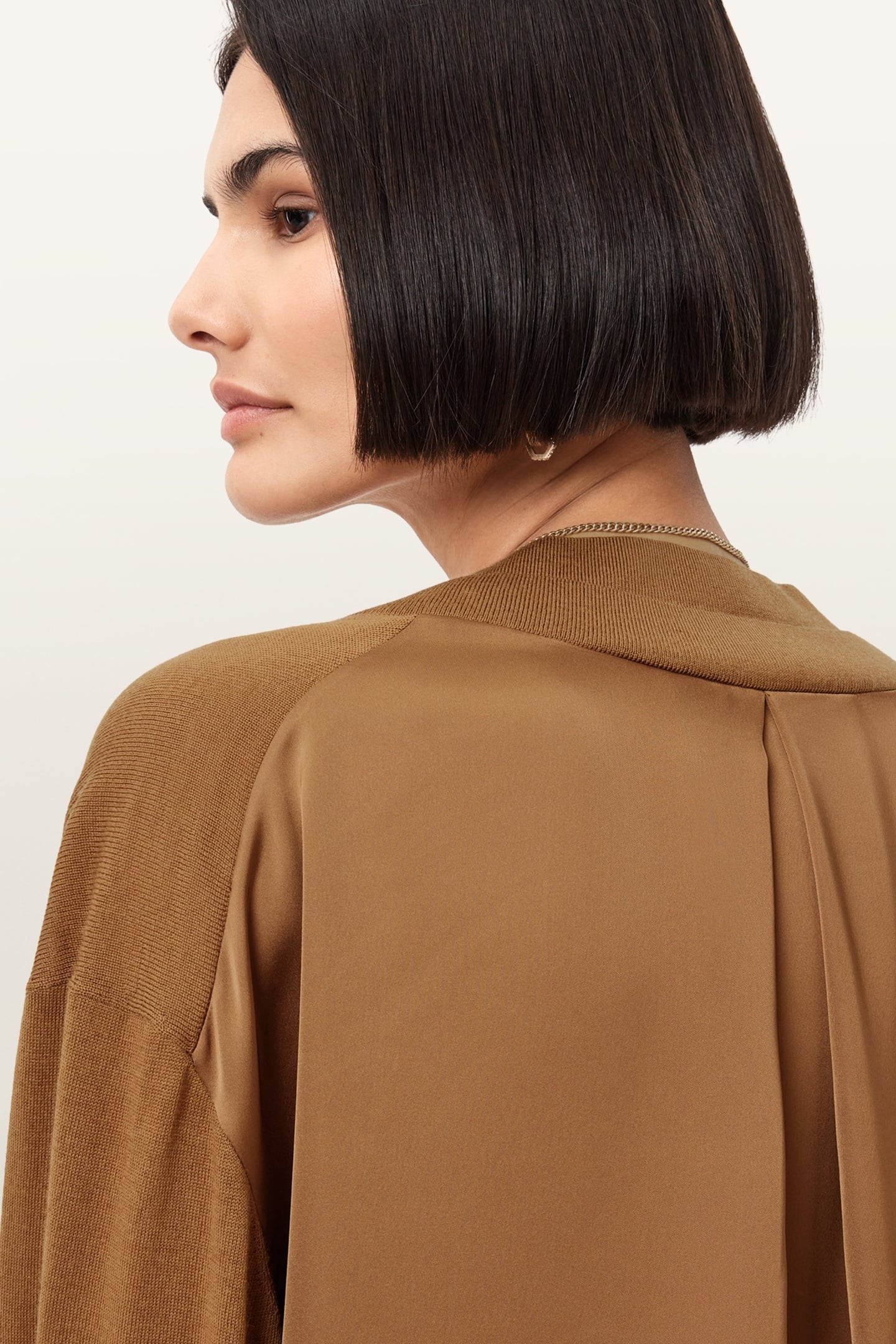 BERN PANEL V NECK CARAMEL BROWN 6