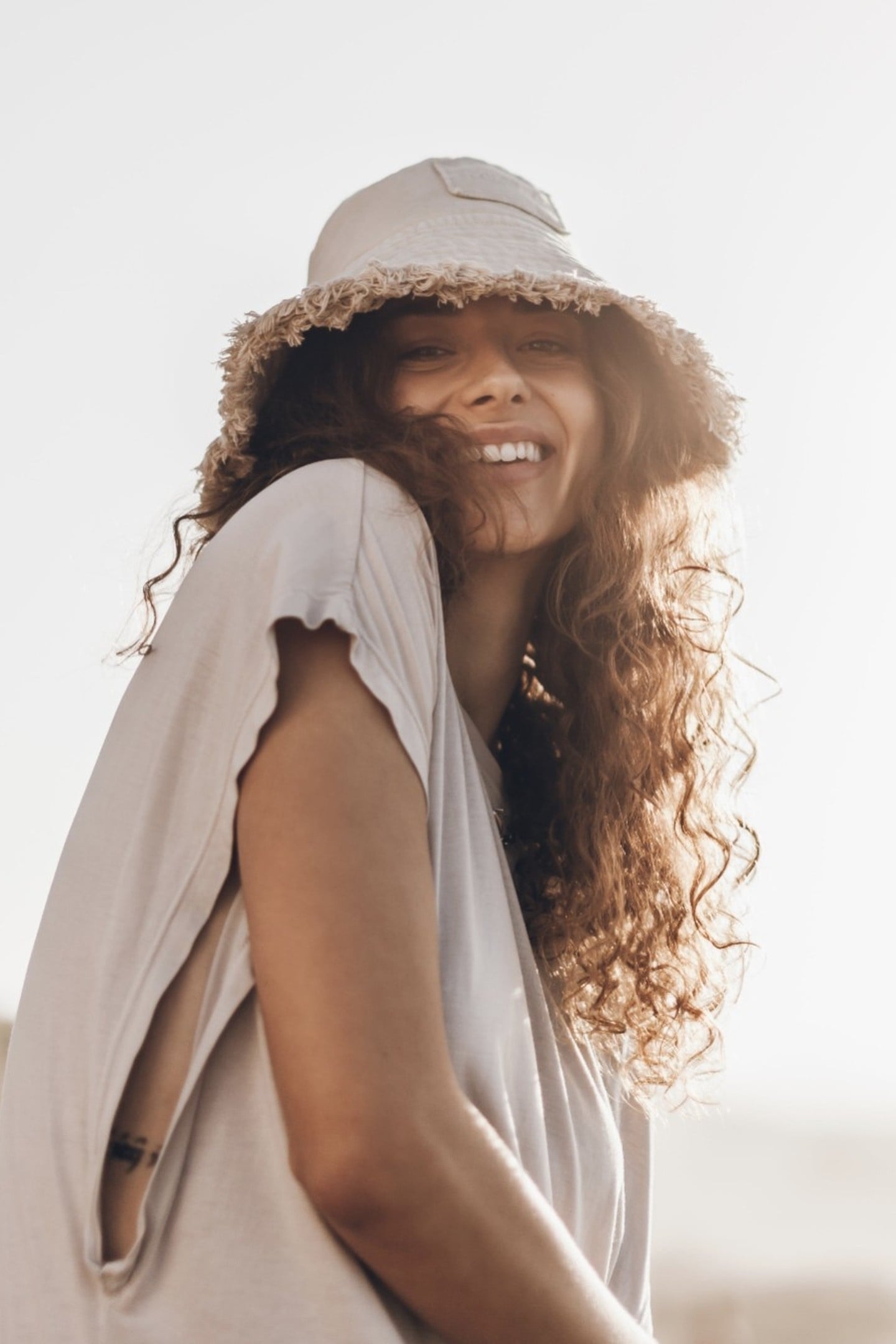 THE LIGHT BUCKET HAT WHITE 2