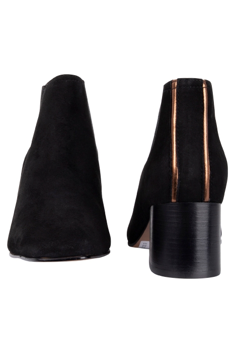 SARAH SQUARE SHOE BOOT DISPLAY PURE BLK 2