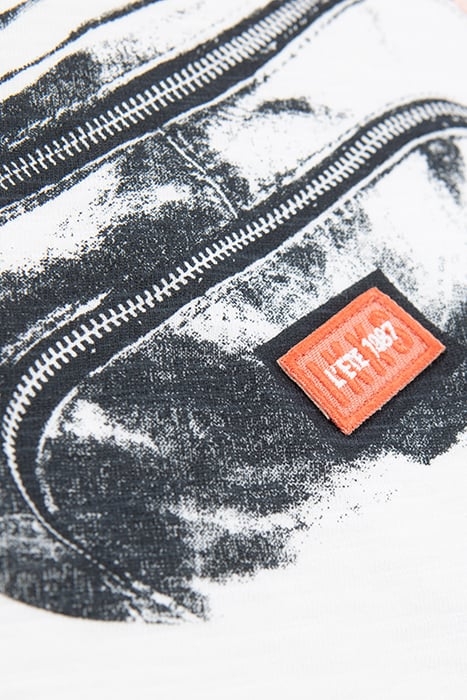 BOYS’ OFF-WHITE ORGANIC COTTON T-SHIRT, WAIST-BAG PRINT 6