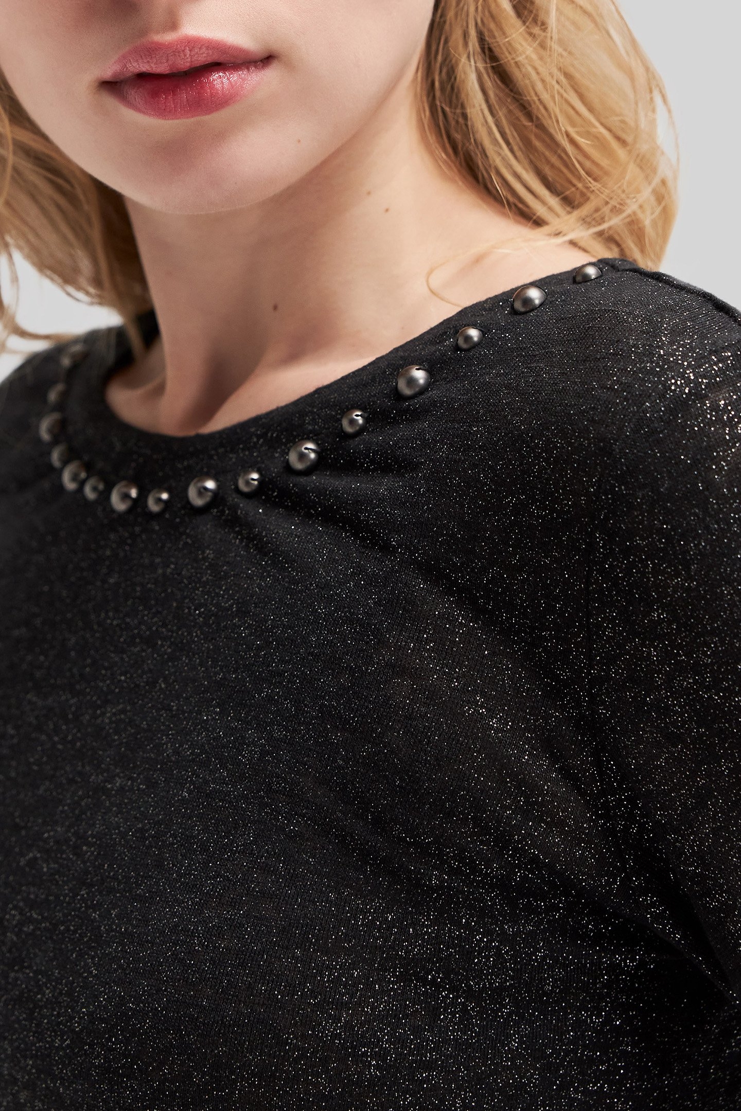 100% LINEN KNITTED BLACK SEQUINED V-NECK T-SHIRT 4