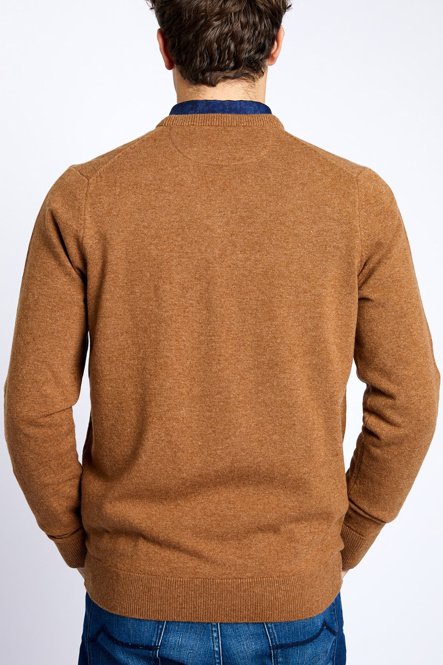 BASIC V-NECK PULLOVER IN BROWN 2