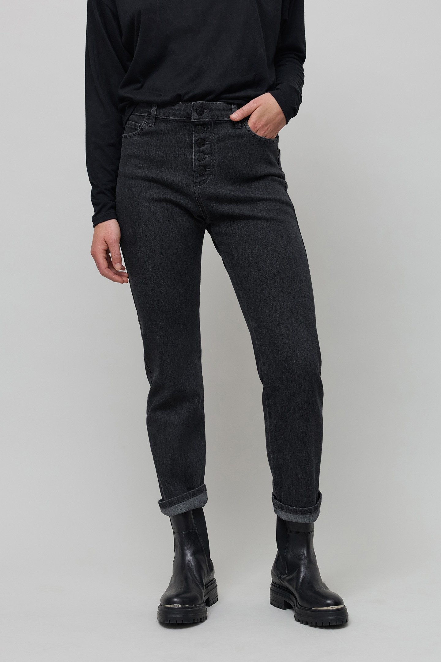 HIGH-WAISTED WASHED BLACK STRAIGHT JEANS WITH STUD 1
