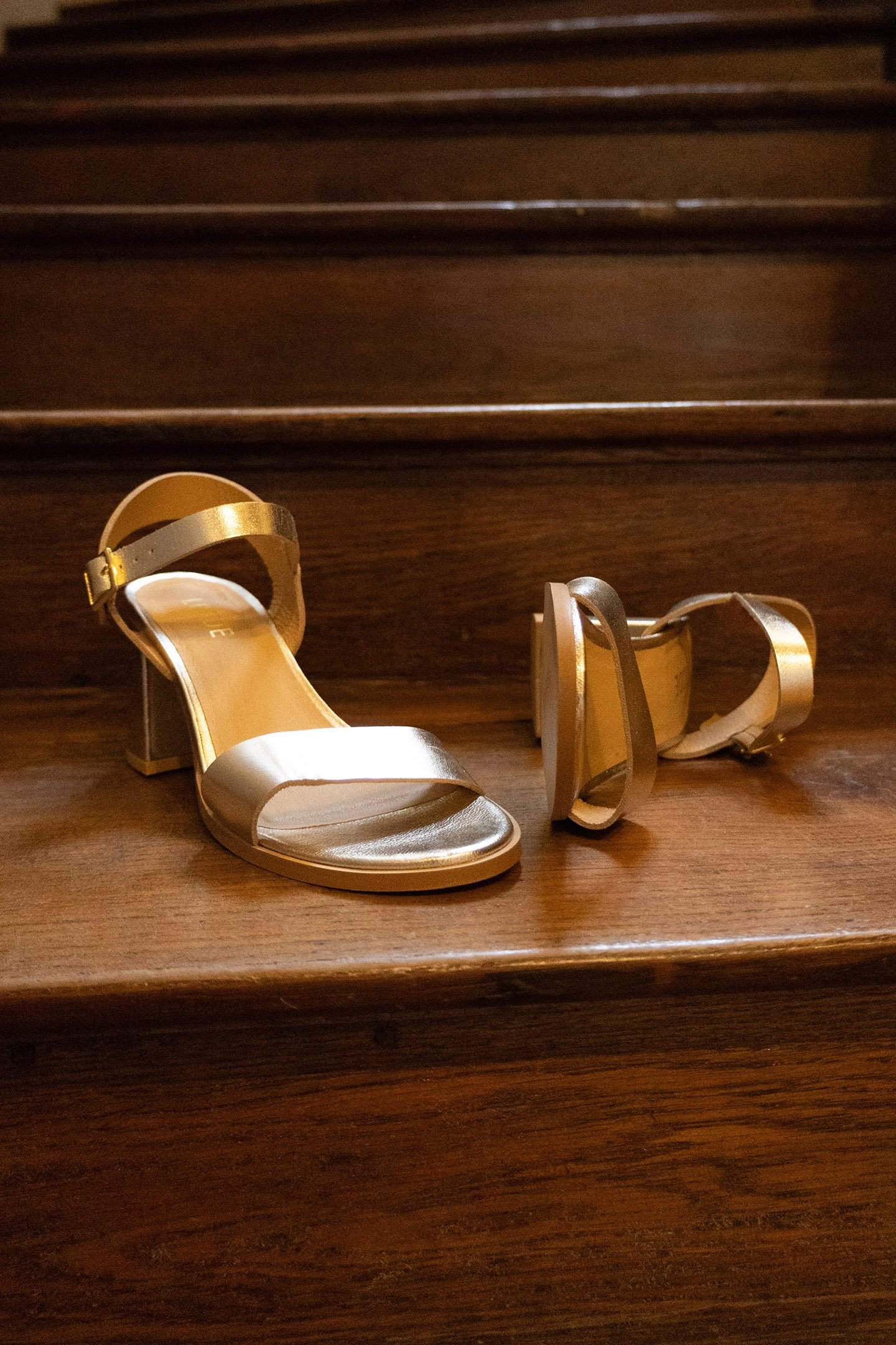 GOLD LEATHER HEELED SANDALS 6