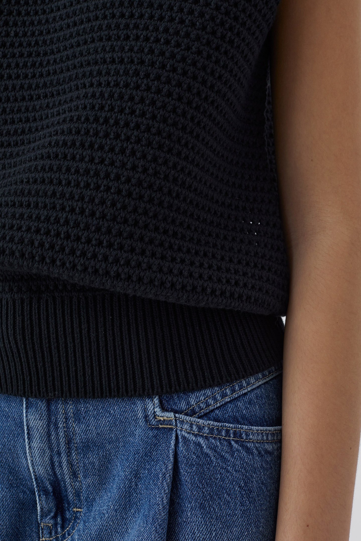 CREW NECK VEST KNITS BLACK 6
