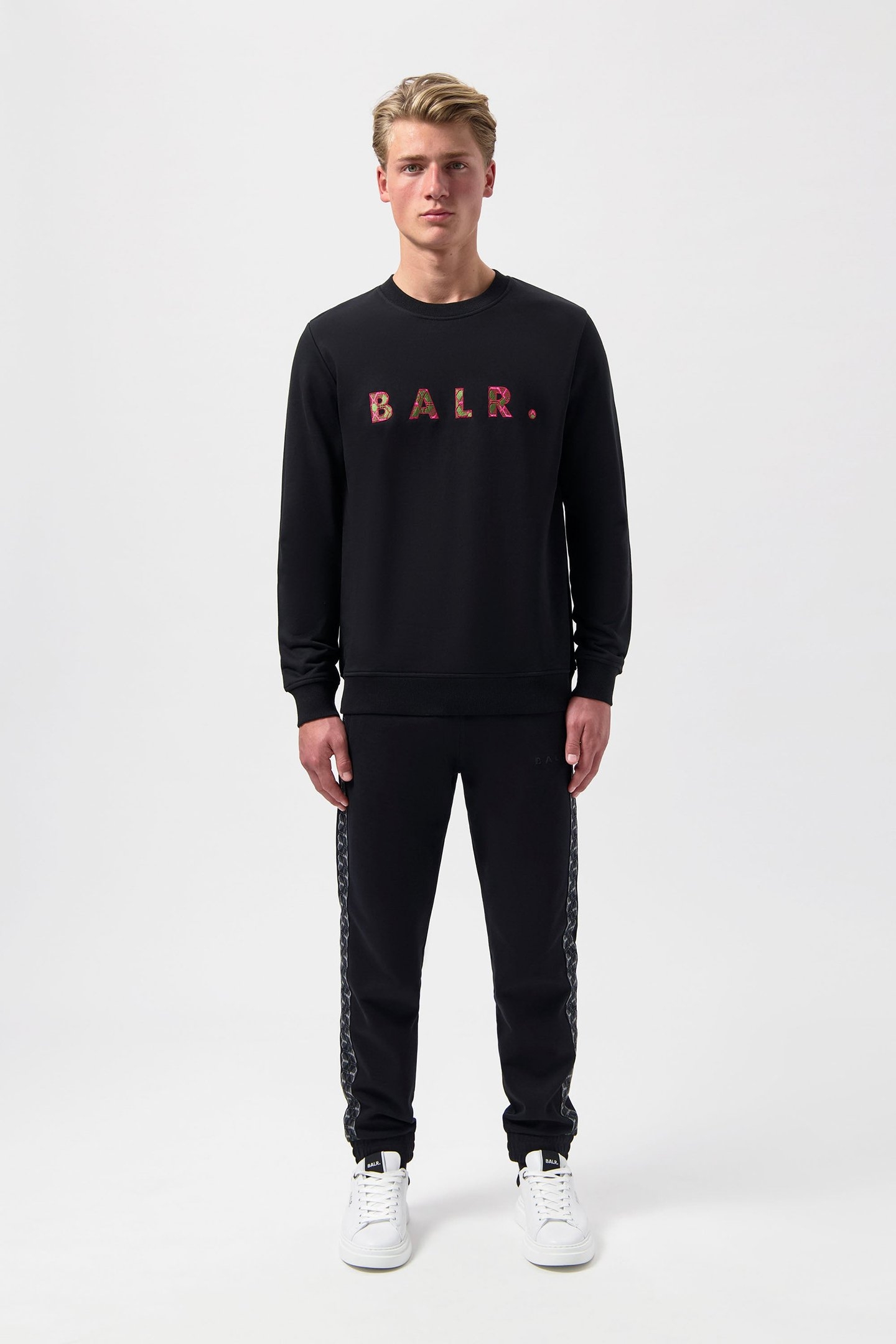 BALR. MONOGRAM EMBRO CREWNECK JET BLACK/TIBETIAN RED 6
